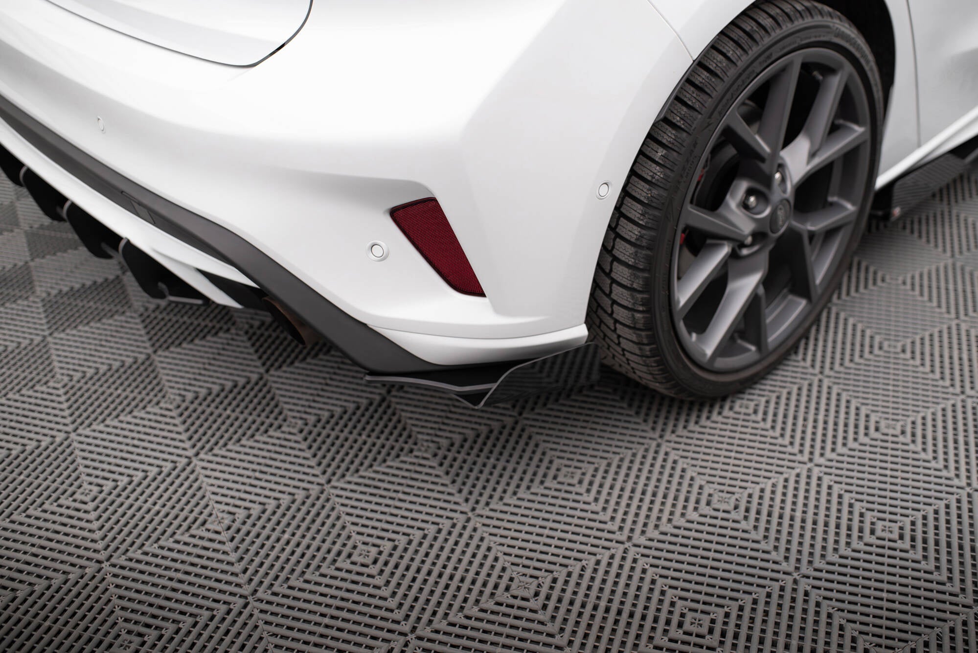Maxton Design Hintere Seiten Flaps passend für Ford Focus ST Mk4 schwarz Hochglanz