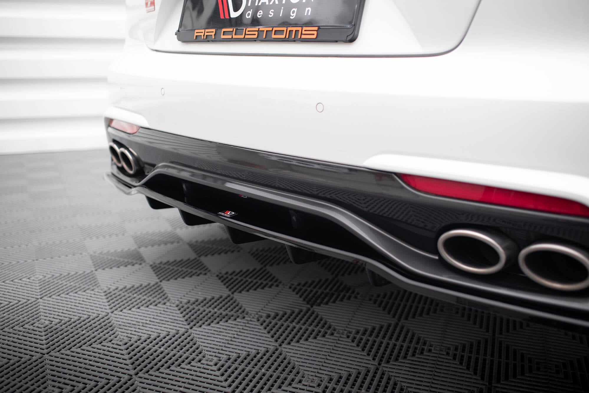 Maxton Design Street+ Mittlerer Diffusor RACE passend für Kia Stinger Mk1 schwarz Hochglanz