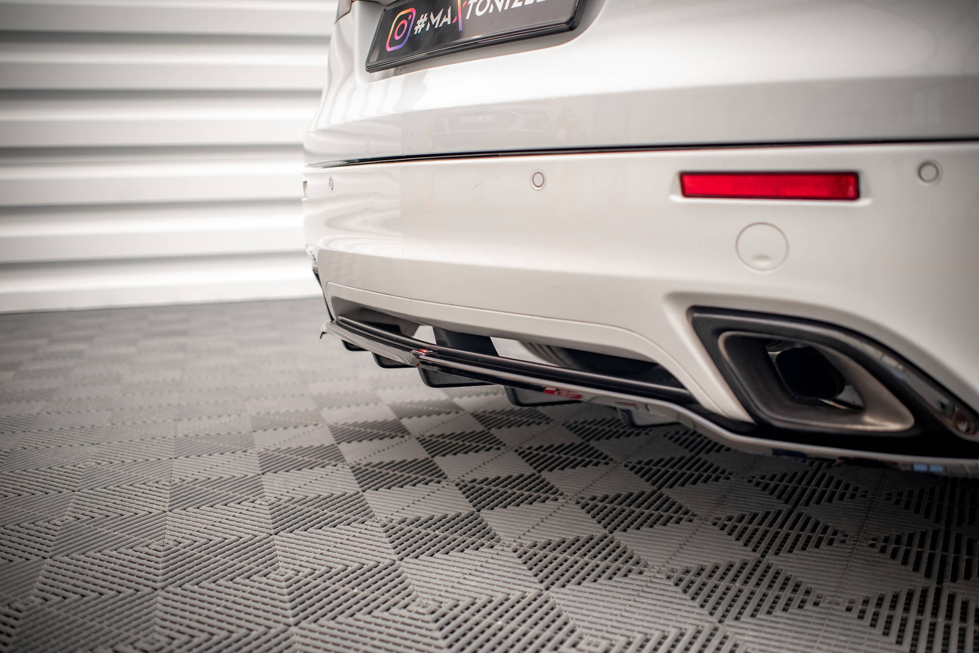 Maxton Design Street+ Mittlerer Diffusor RACE passend für Opel Insignia OPC Mk1 schwarz Hochglanz