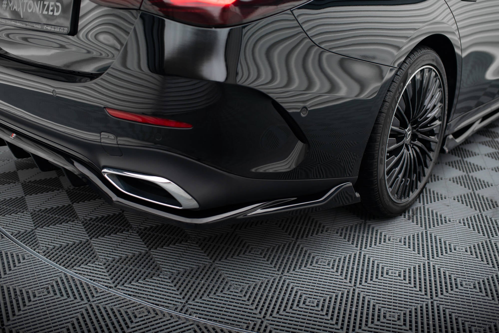 Maxton Design Street+ Mittlerer Diffusor RACE passend für Mercedes-Benz E AMG-Line Limousine / Kombi W214 schwarz Hochglanz