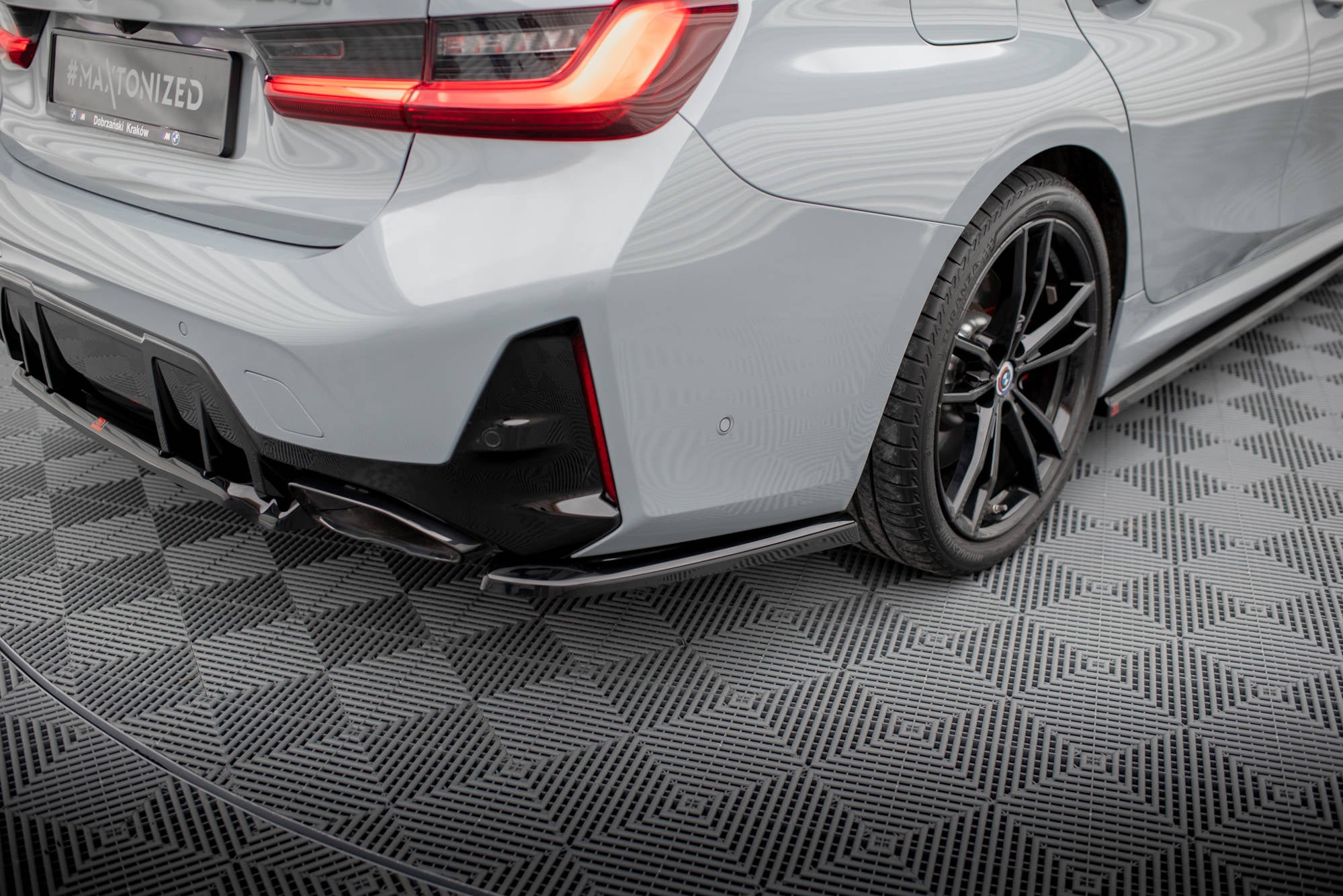 Maxton Design Heck Ansatz Flaps Diffusor passend für BMW M340i G20 / G21 Facelift schwarz Hochglanz