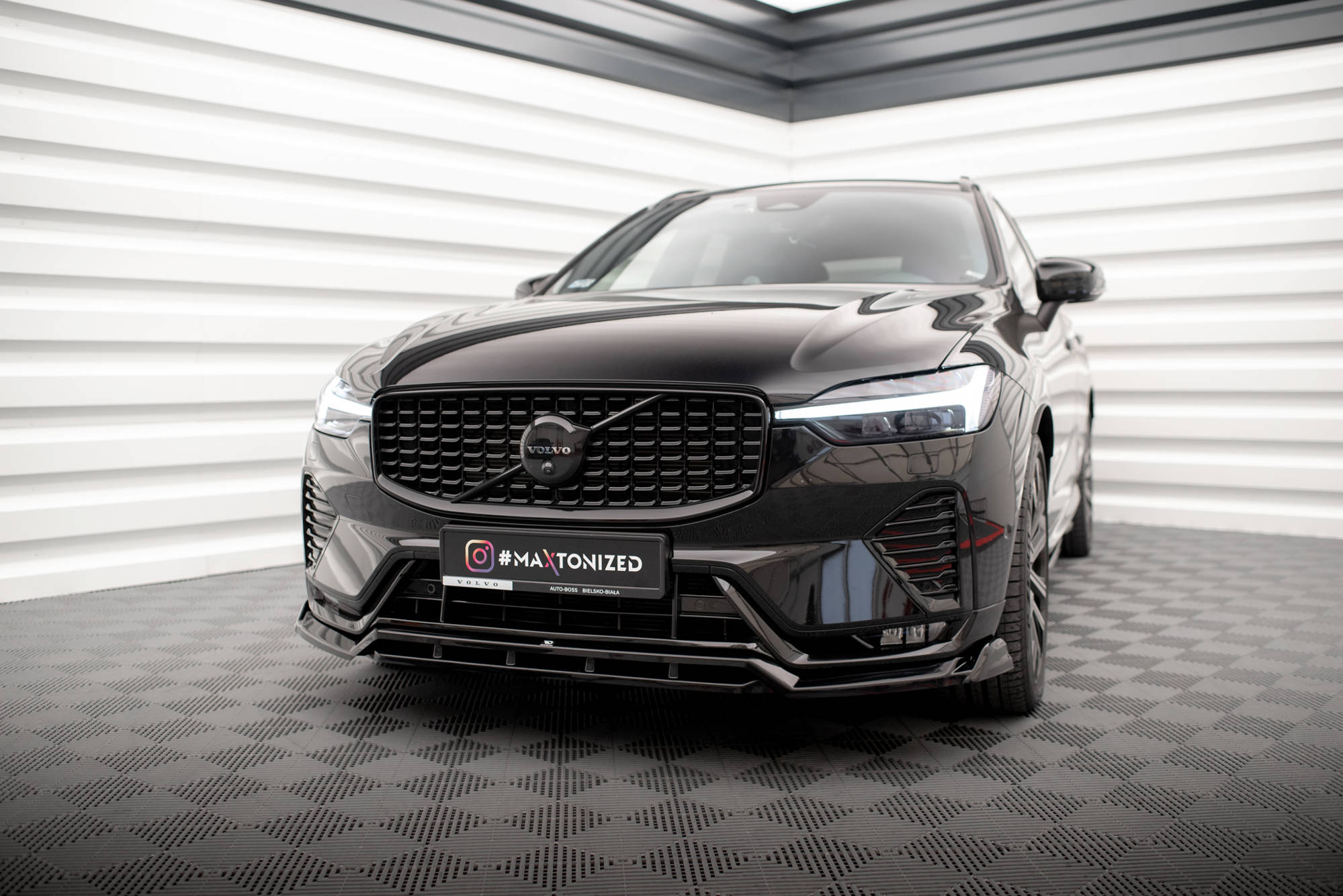 Maxton Design Street+ Spoilerlippe Front Ansatz passend für Volvo XC60 R-Design Mk2 Facelift schwarz Hochglanz