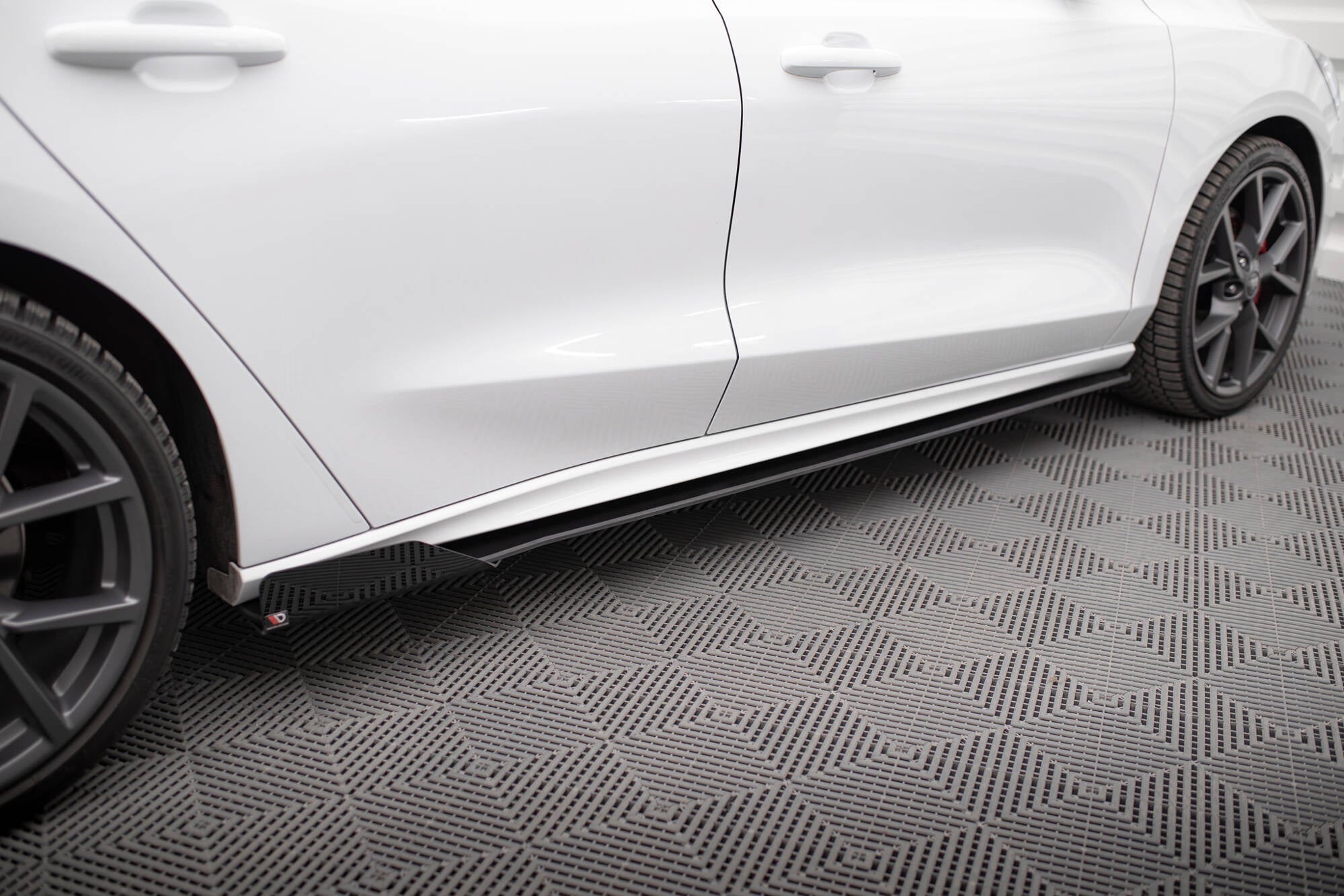 Maxton Design Street Pro Street+ Seitenschweller Leisten + Flaps passend für Ford Focus ST / ST-Line Mk4 schwarz Hochglanz