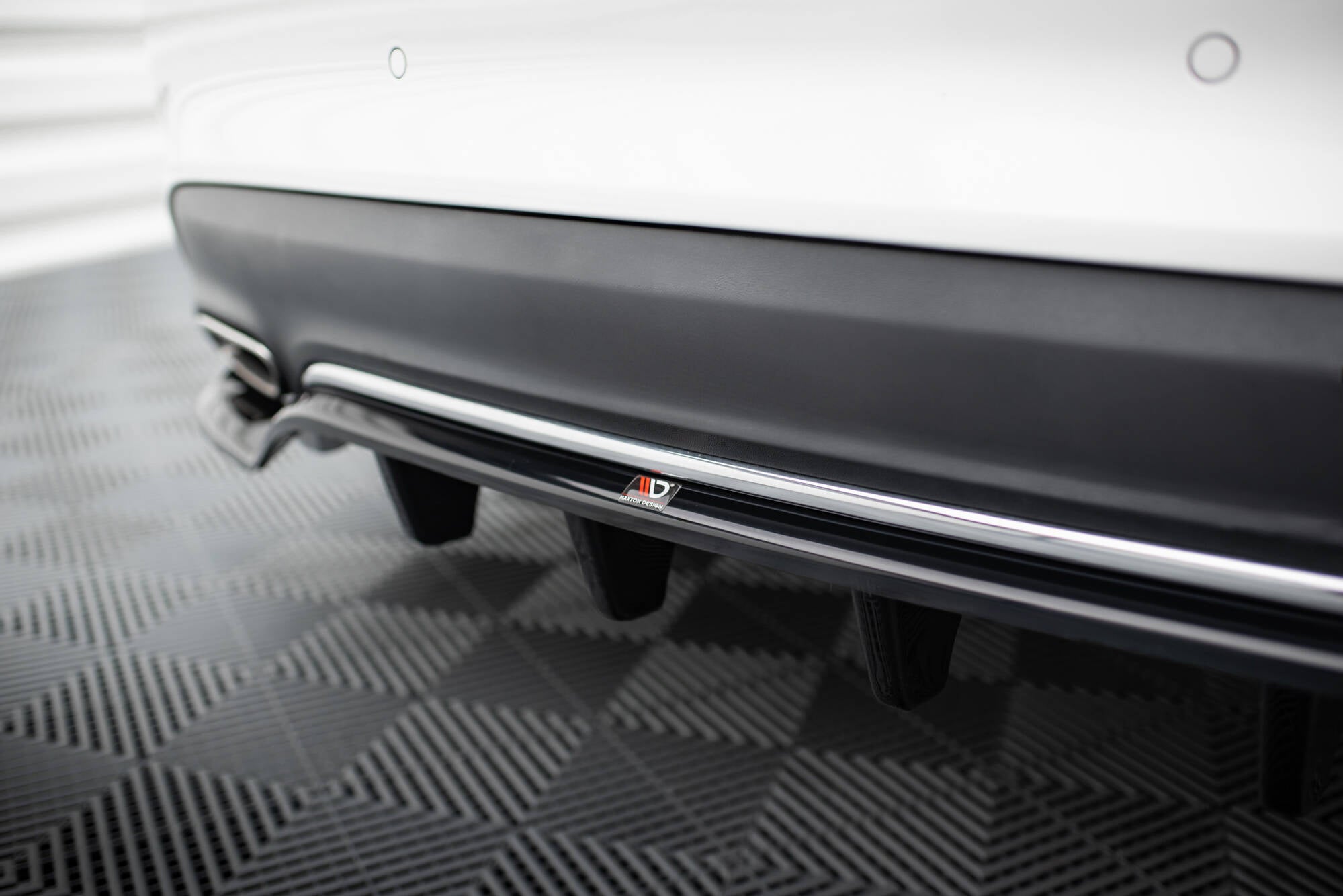 Maxton Design Street+ Mittlerer Diffusor RACE passend für Mercedes-Benz CLA C117 Facelift schwarz Hochglanz
