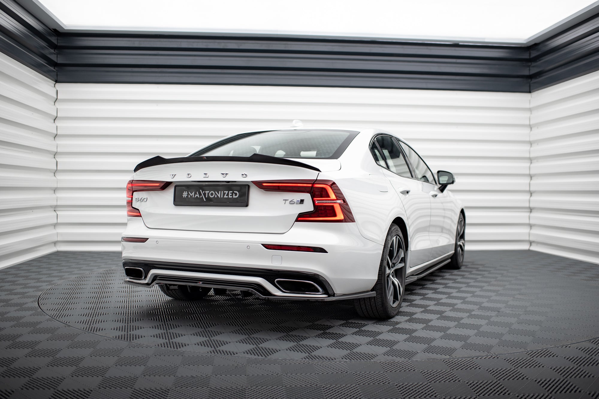 Maxton Design Street+ Mittlerer Diffusor RACE passend für Volvo S60/V60 R-Design Mk3 schwarz Hochglanz