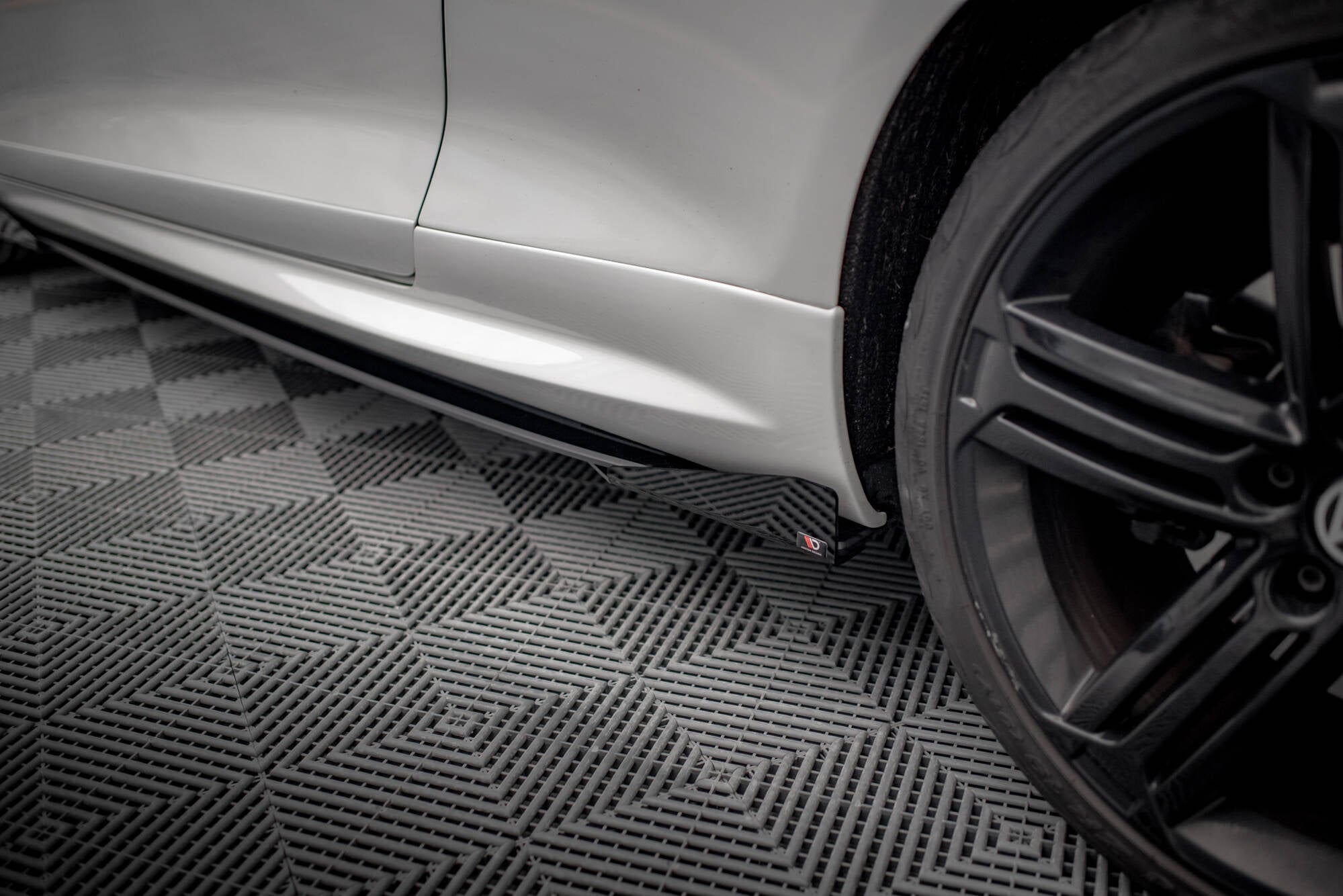 Maxton Design Street Pro Street+ Seitenschweller Leisten + Flaps passend für VW Scirocco R Mk3 / Mk3 Facelift schwarz Hochglanz