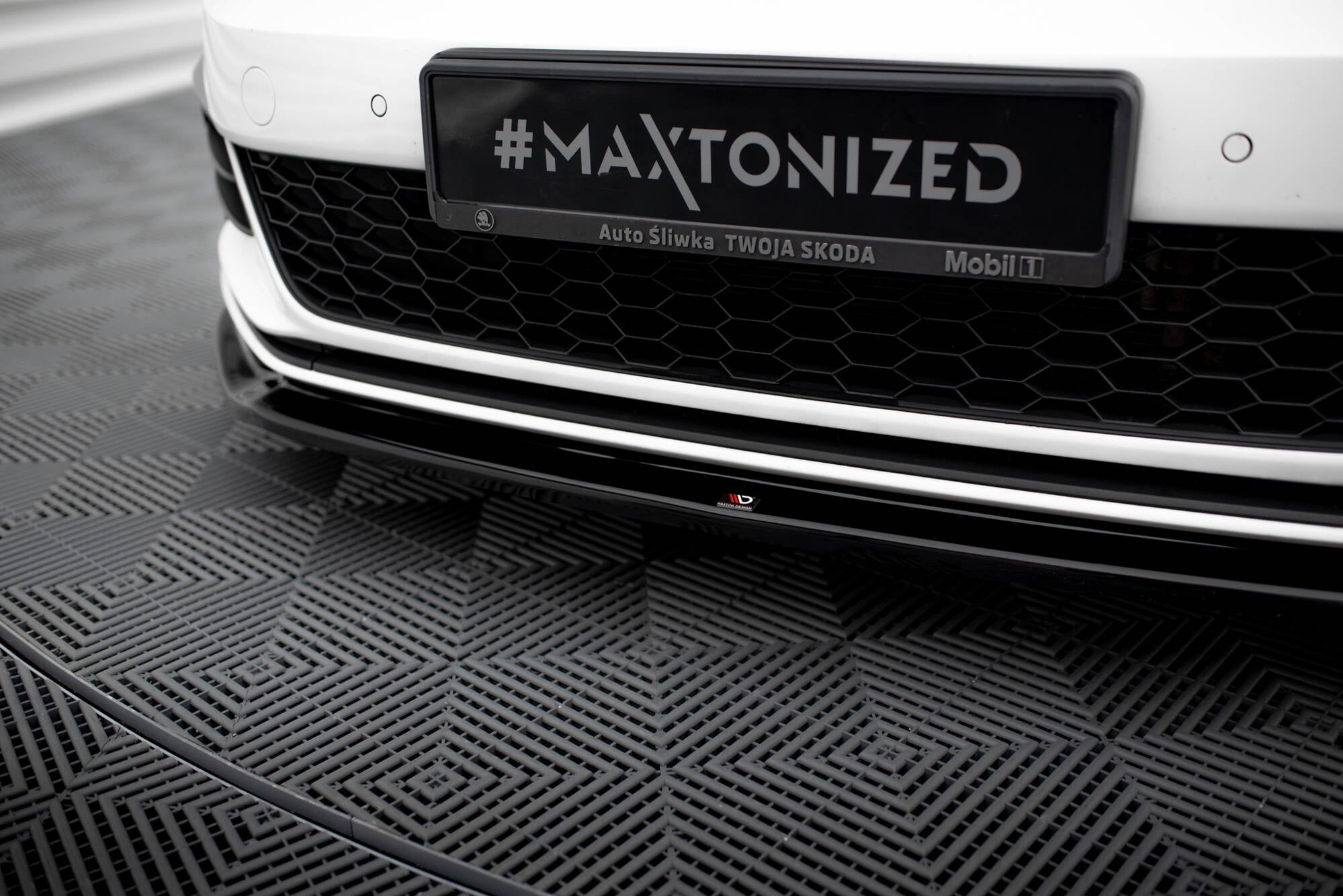 Maxton Design Street+ Spoilerlippe Front Ansatz V.2 passend für VW Golf GTI / GTD Mk7 Facelift schwarz Hochglanz