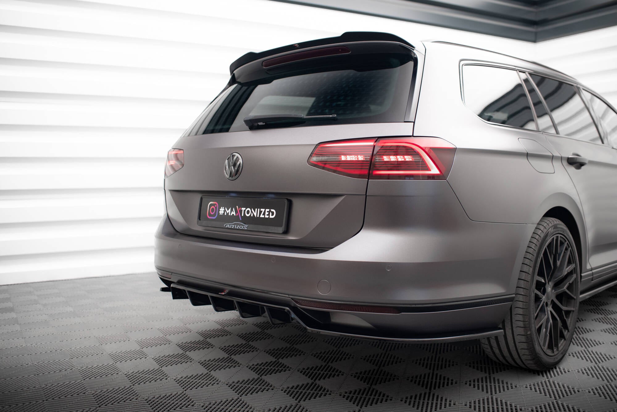 Maxton Design Street+ Mittlerer Diffusor RACE passend für VW Passat Limousine / Variant B8 schwarz Hochglanz
