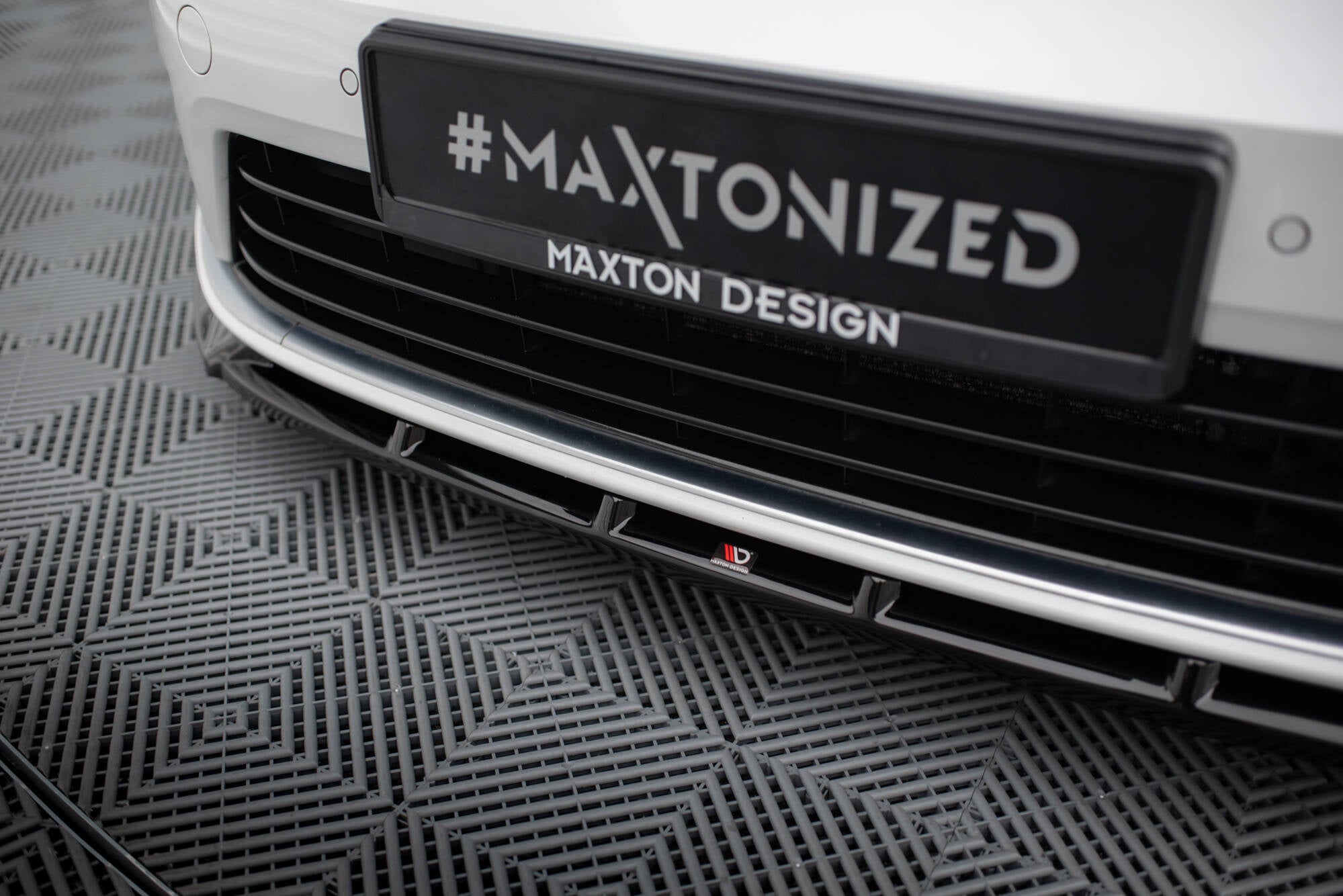Maxton Design Street+ Spoilerlippe Front Ansatz V.5 passend für VW Golf R / R-Line Mk7 schwarz Hochglanz