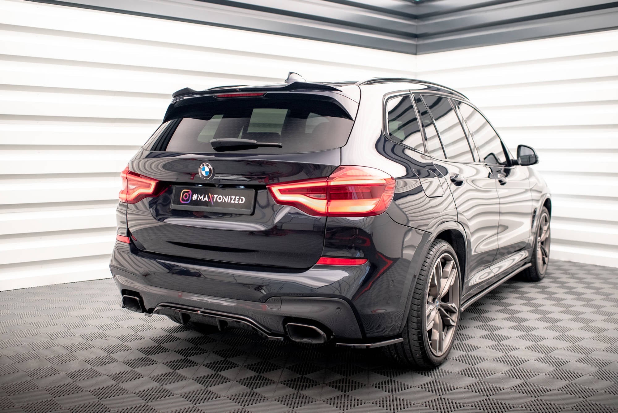 Maxton Design Street+ Mittlerer Diffusor RACE passend für BMW X3 M40i / M40d G01 schwarz Hochglanz