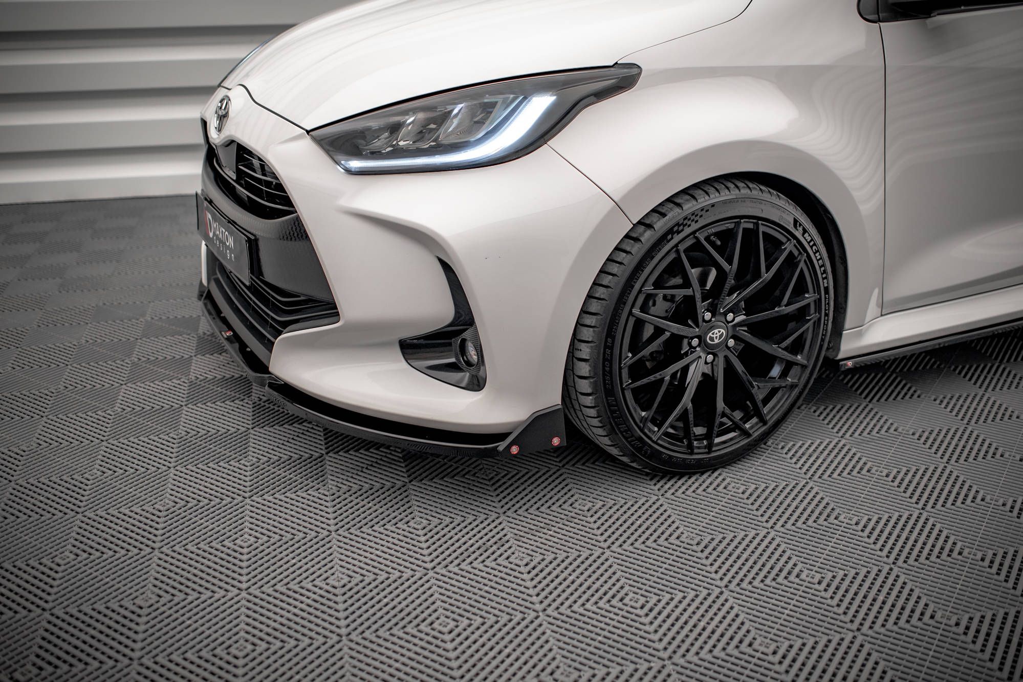 Maxton Design Street+ Spoilerlippe Front Ansatz V.1 + Flaps passend für Toyota Yaris Mk4