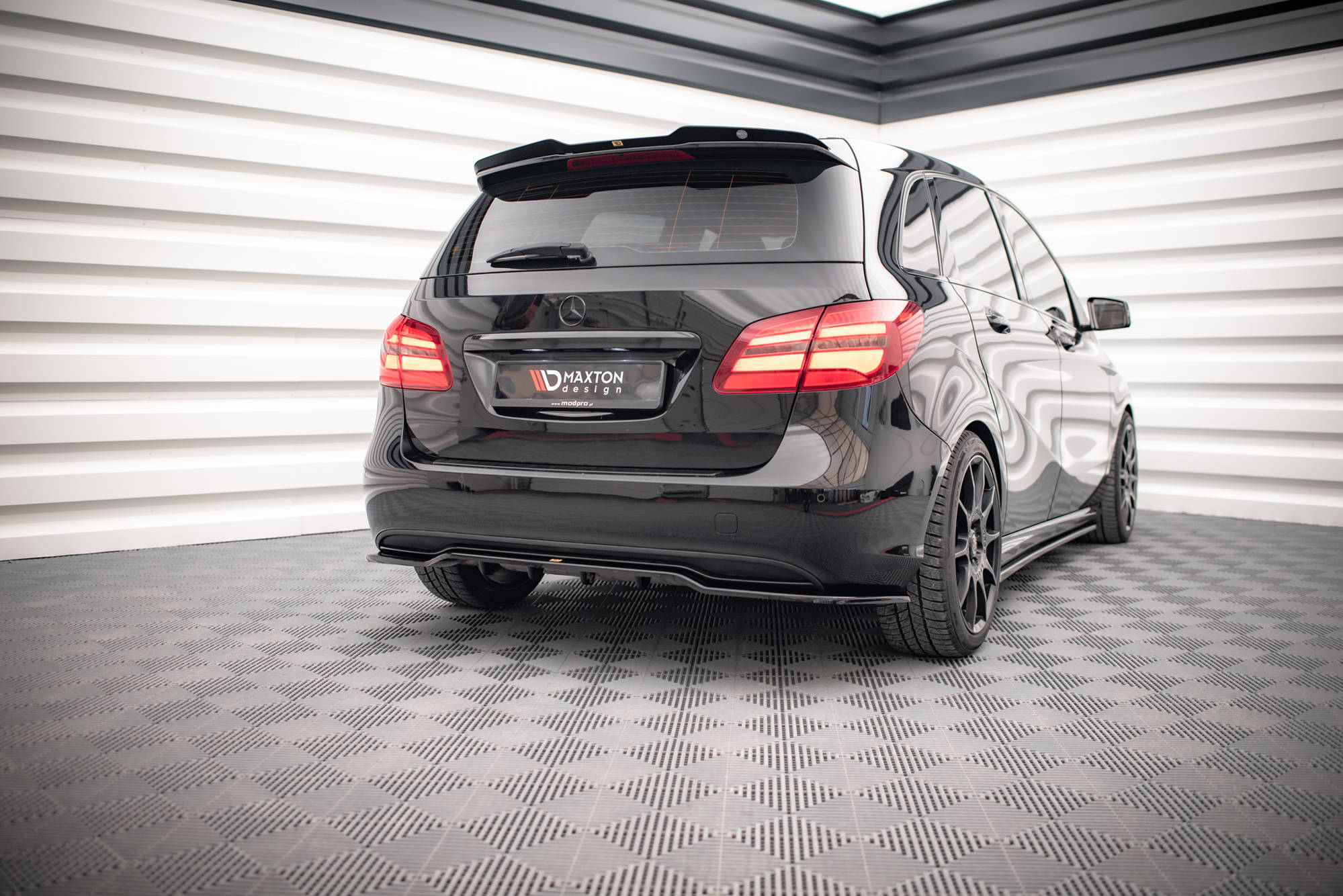 Maxton Design Street+ Mittlerer Diffusor RACE passend für Mercedes-Benz B W246 Facelift schwarz Hochglanz