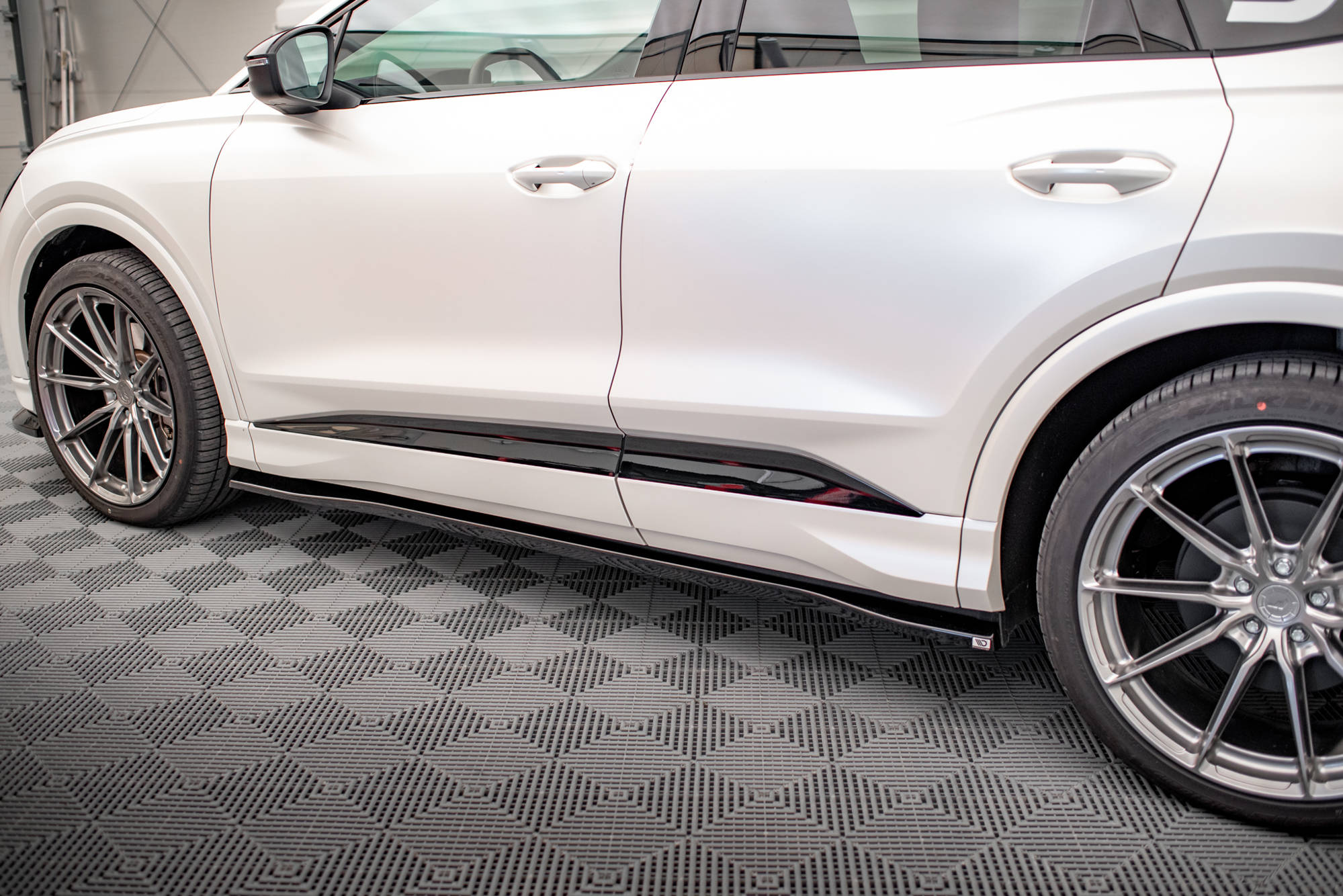Maxton Design Street+ Seitenschweller Leisten passend für Audi Q4 e-tron Sportback S-line Mk1 schwarz Hochglanz