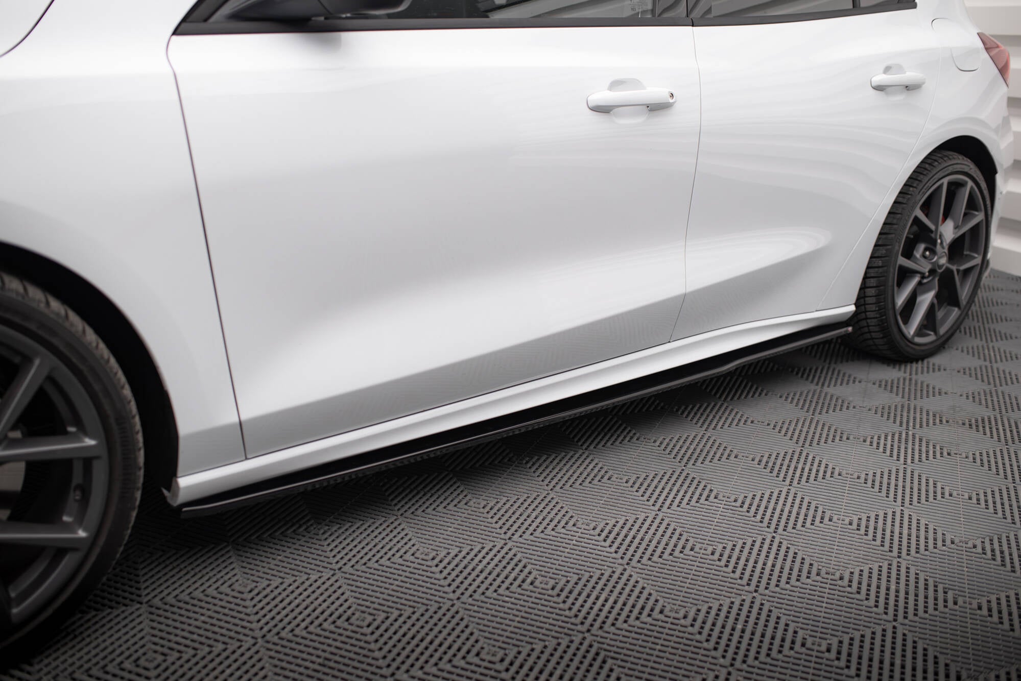 Maxton Design Street+ Seitenschweller Leisten passend für V.3 passend für Ford Focus ST / ST-Line Mk4 Facelift schwarz Hochglanz
