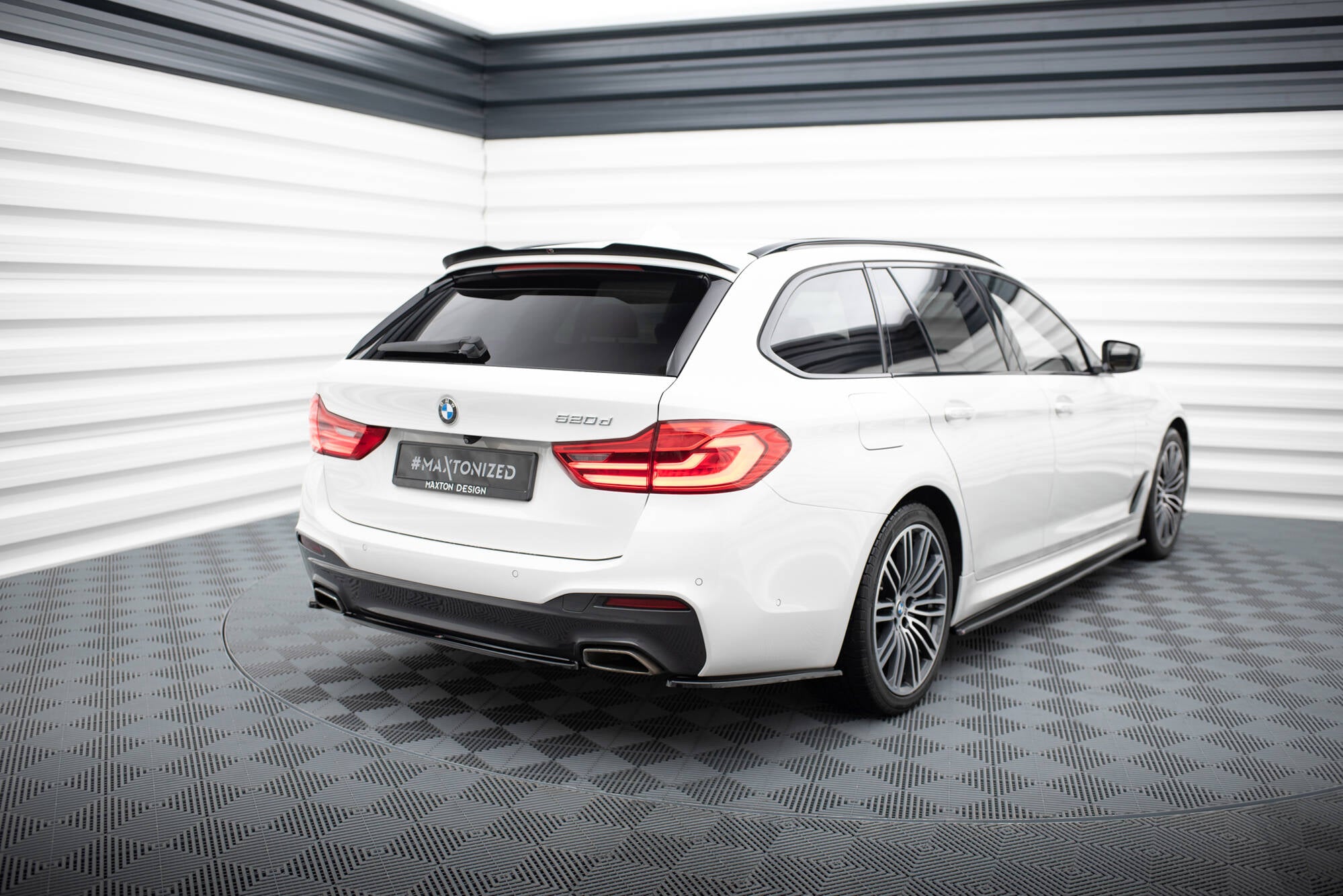 Maxton Design Heck Ansatz Flaps Diffusor passend für BMW 5er G30/ G31 M-Paket schwarz Hochglanz