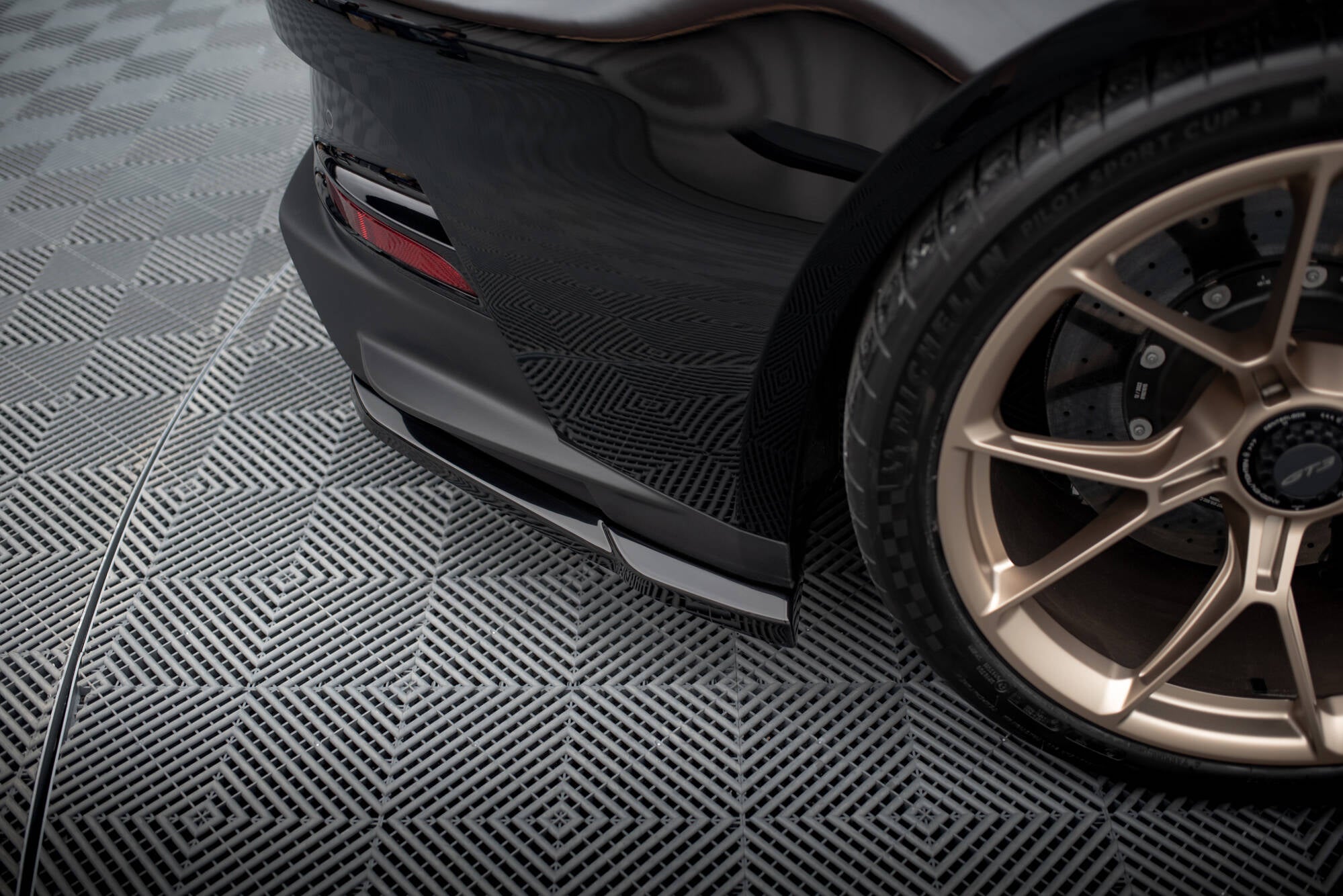 Maxton Design Heck Ansatz Flaps Diffusor passend für Porsche 911 992 GT3 schwarz Hochglanz