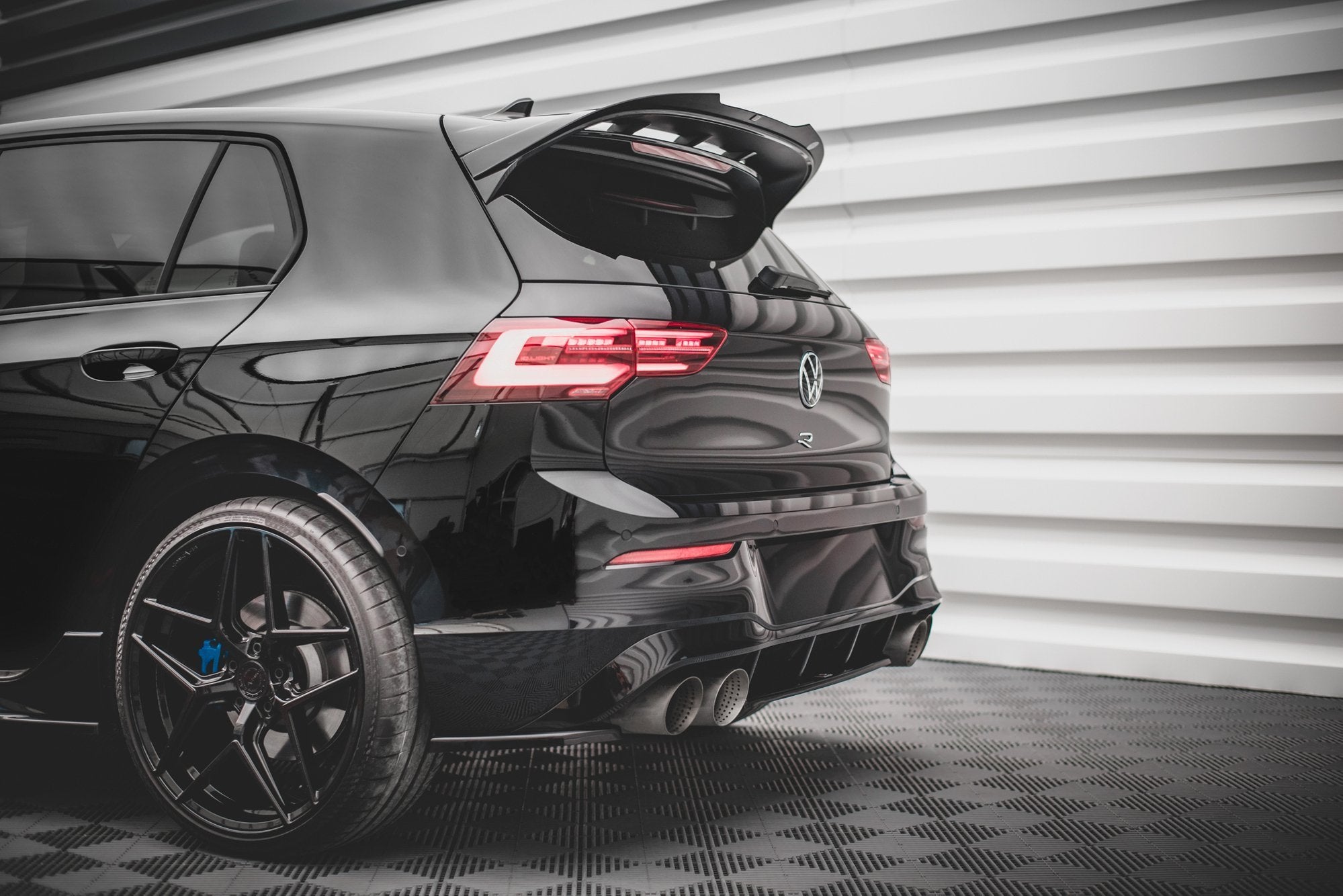 Maxton Design Heck Ansatz Flaps Diffusor V.1 passend für VW Golf R Hatchback Mk8 Facelift schwarz Hochglanz