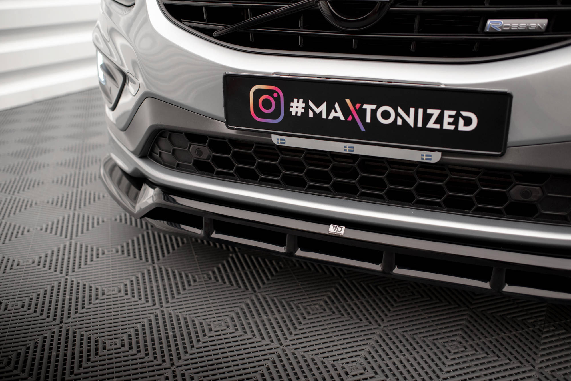Maxton Design Street+ Spoilerlippe Front Ansatz passend für Volvo XC60 R-Design Mk1 Facelift schwarz Hochglanz