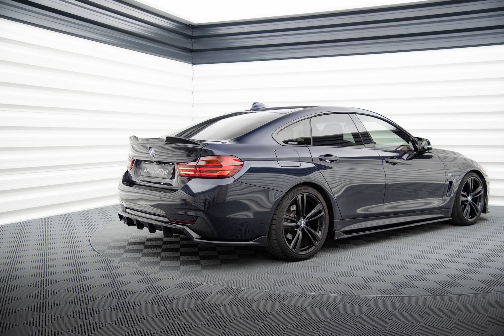 Maxton Design Street+ Mittlerer Diffusor RACE passend für BMW 4er Coupe / Gran Coupe / Cabrio M-Paket F32 / F36 / F33 schwarz Hochglanz