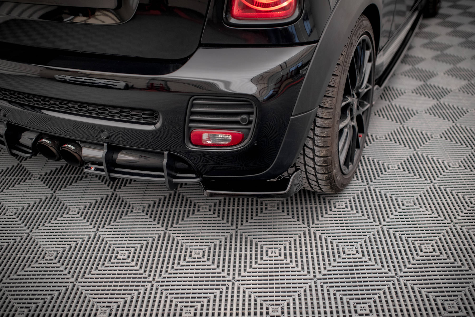 Maxton Design Heck Ansatz Flaps Diffusor V.2 passend für Mini Cooper John Cooper Works R56 schwarz Hochglanz