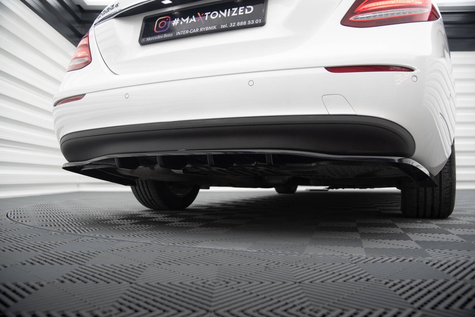 Maxton Design Street+ Mittlerer Diffusor RACE passend für Mercedes-Benz E W213 schwarz Hochglanz