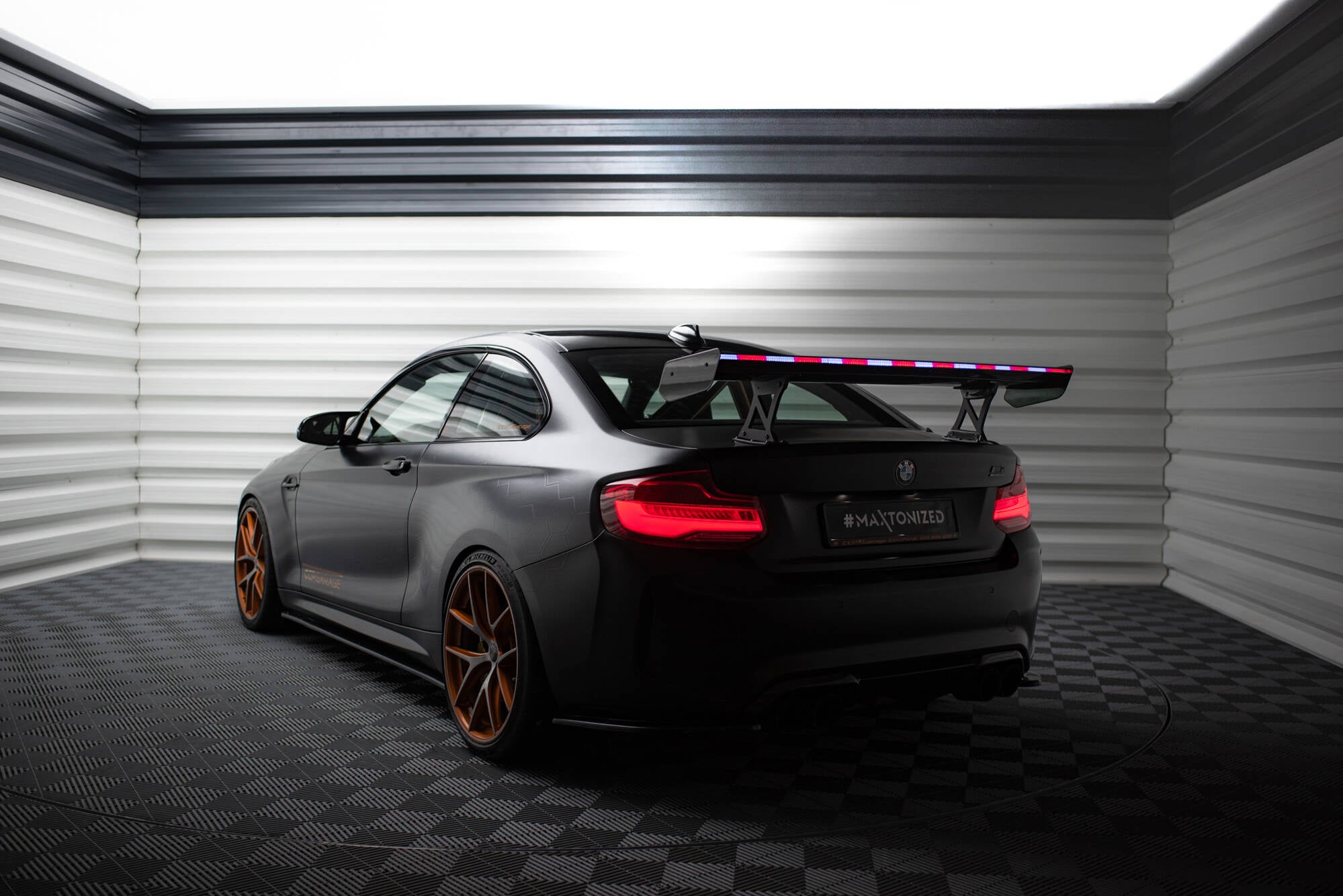 Maxton Design Carbon Spoiler With Internal Brackets Uprights + LED BMW M2 F87 / 2 / 2 M-Paket F22 für BMW M2 F87