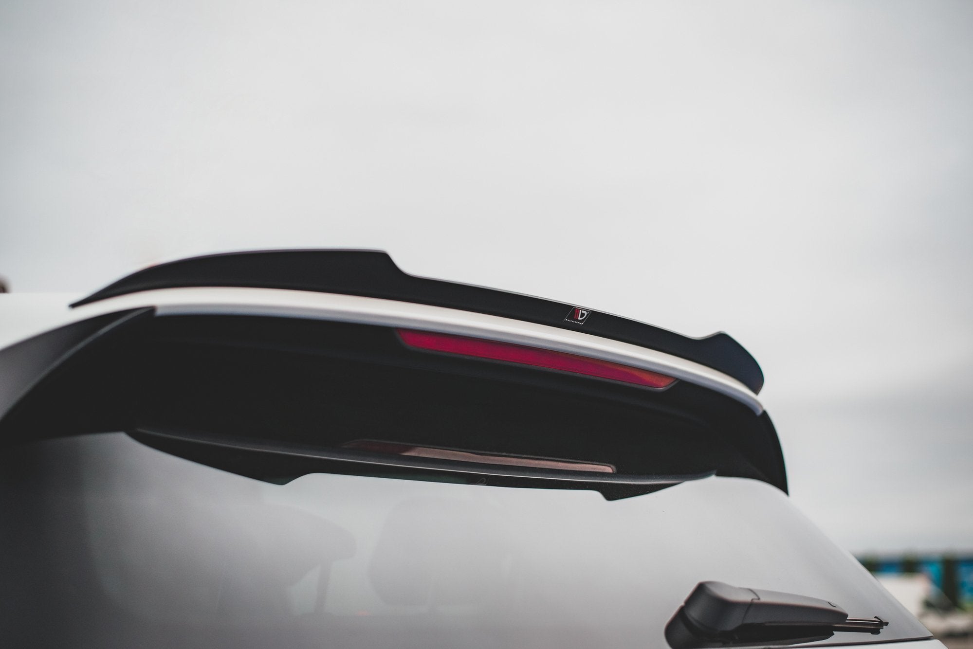 Maxton Design Spoiler CAP V.1 passend für VW Golf GTI / GTE / GTD / R-Line / R Mk8 schwarz Hochglanz
