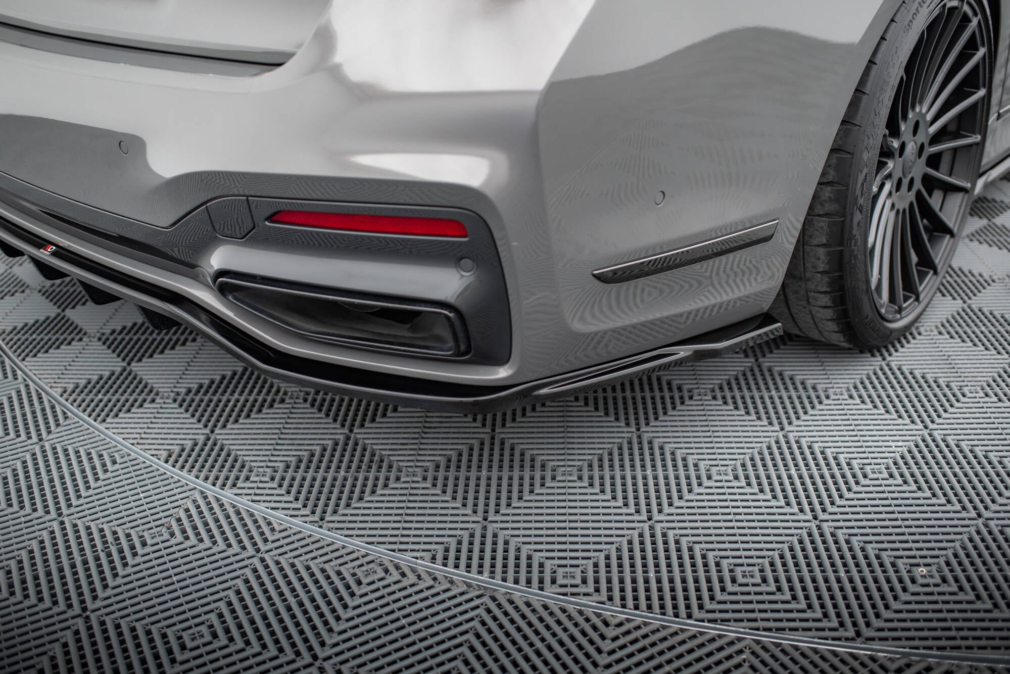Maxton Design Street+ Mittlerer Diffusor RACE V.2 passend für BMW 7 M-Paket G11 / G12 Facelift schwarz Hochglanz