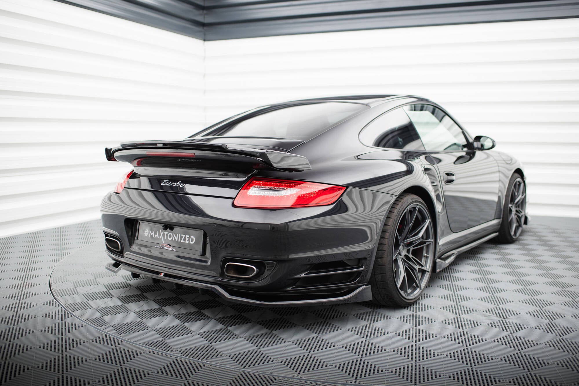 Maxton Design Street+ Mittlerer Diffusor RACE passend für Porsche 911 Turbo 997 schwarz Hochglanz