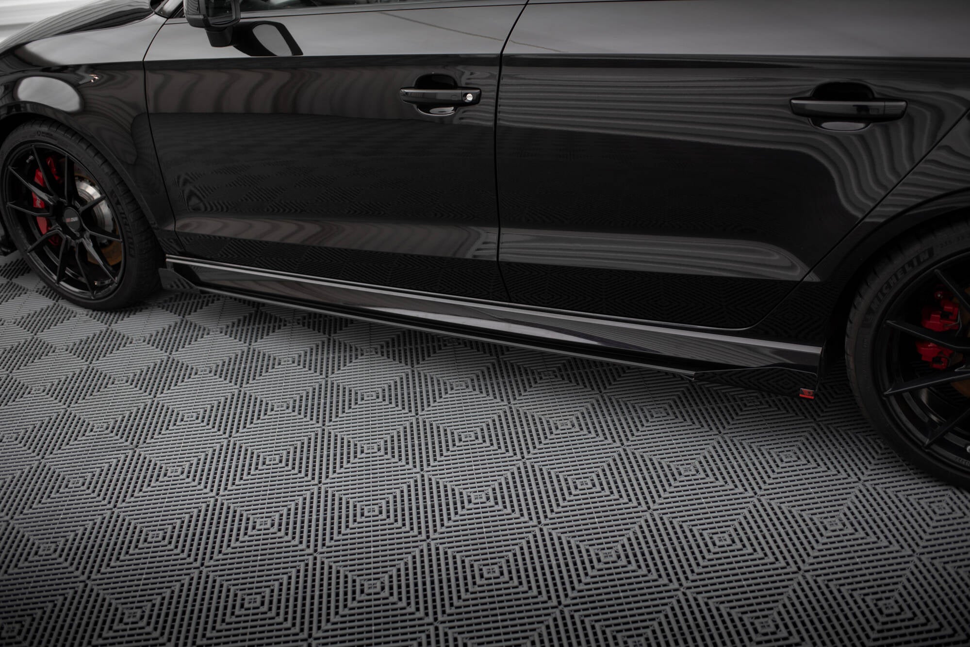 Maxton Design Street Pro Street+ Seitenschweller Leisten passend für V.1 + Flaps passend für Audi RS3 Limousine 8V Facelift schwarz Hochglanz