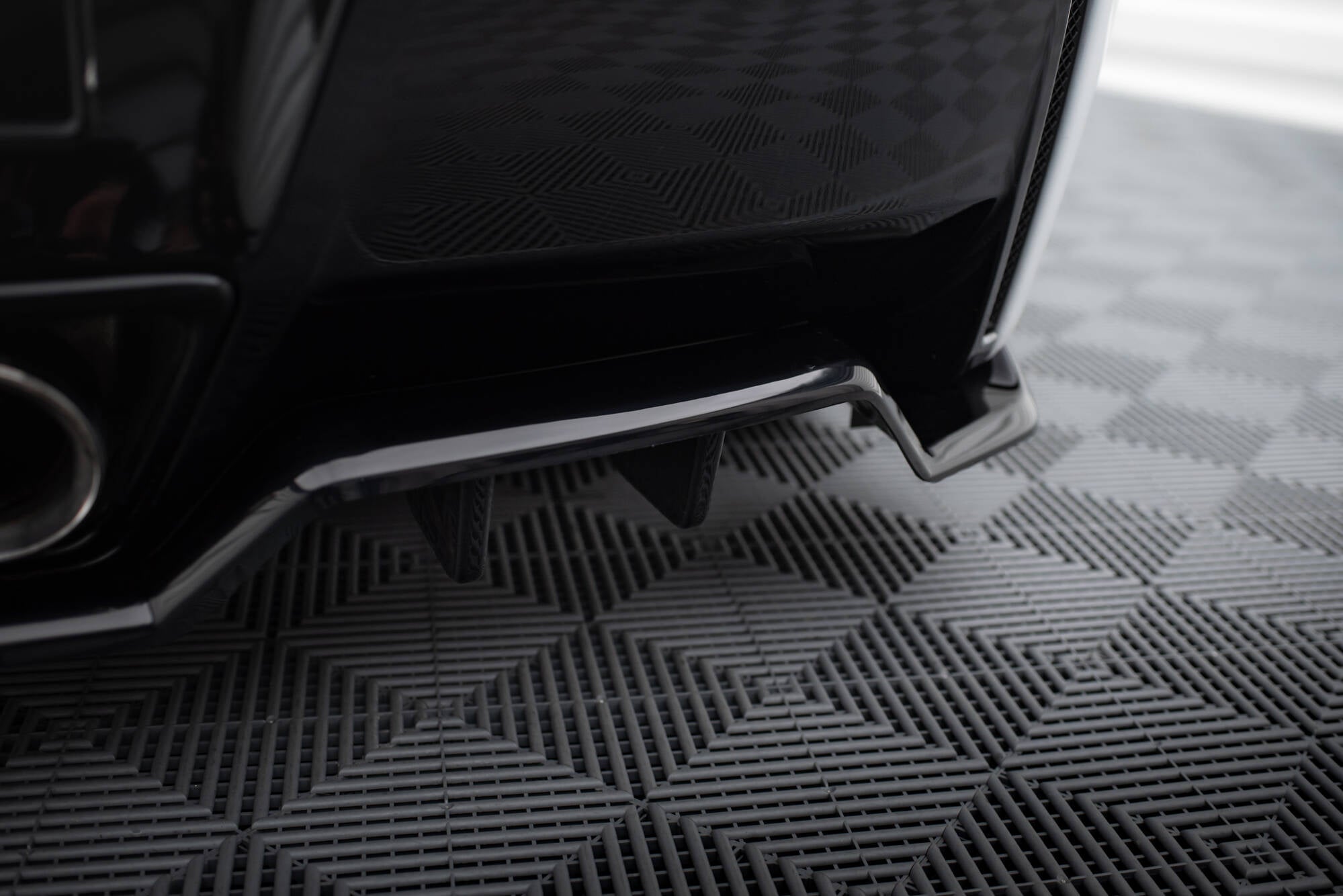 Maxton Design Mittlerer Diffusor Heck Ansatz DTM Look passend für Chevrolet Corvette C7 schwarz Hochglanz