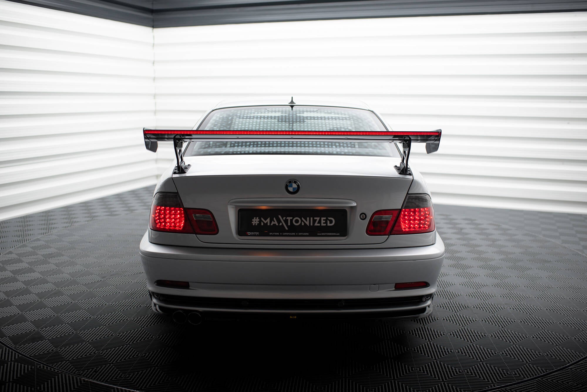 Maxton Design Carbon Spoiler With External Brackets Uprights + LED BMW 3er Coupe E46 für BMW 3er E46