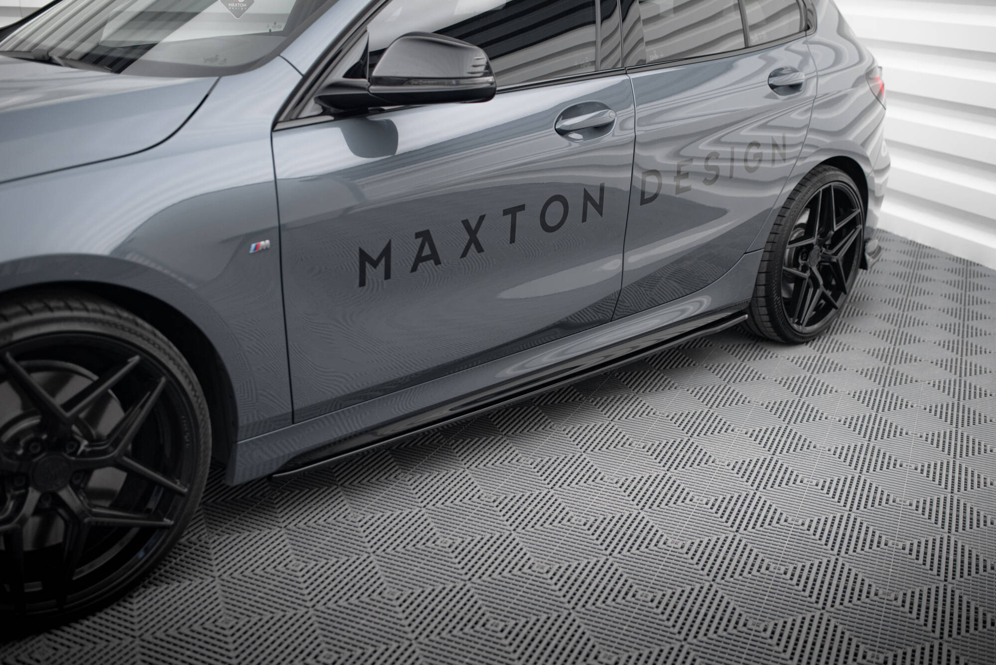 Maxton Design Street+ Seitenschweller Leisten V.2 passend für BMW 1er M-Paket / M135i / 128ti schwarz Hochglanz