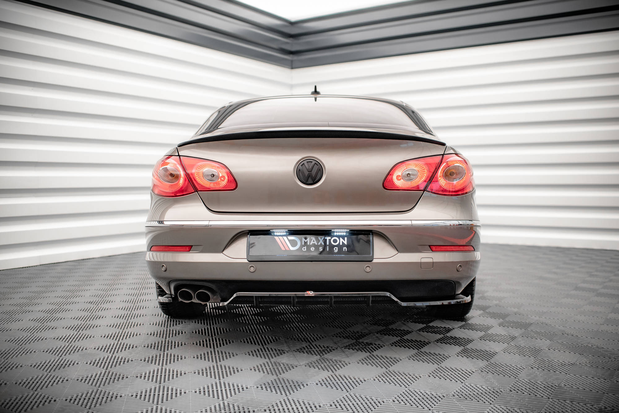 Maxton Design Street+ Mittlerer Diffusor RACE passend für VW Passat CC schwarz Hochglanz