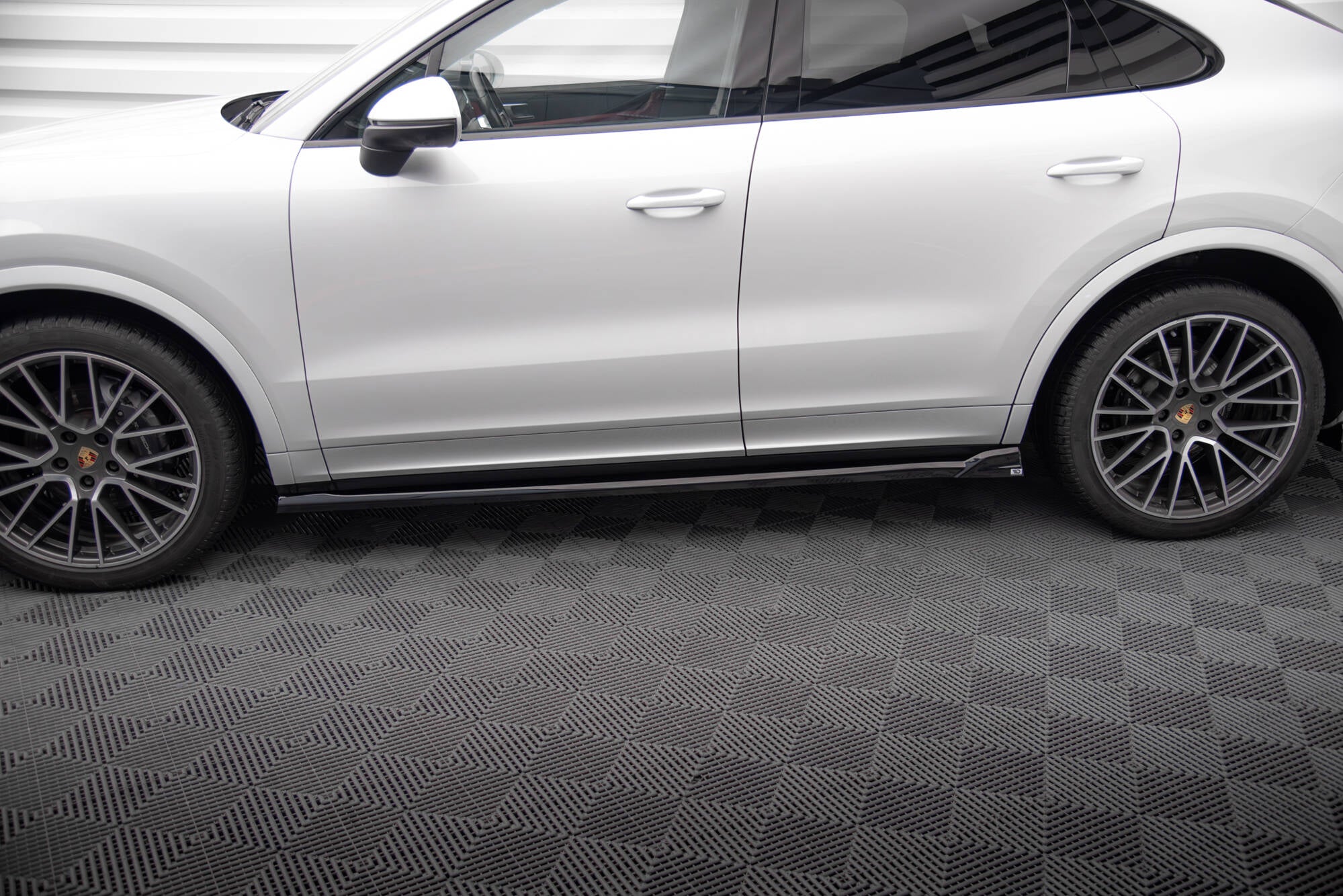 Maxton Design Street+ Seitenschweller Leisten V.2 passend für Porsche Cayenne SUV / Coupe Mk3 Facelift schwarz Hochglanz