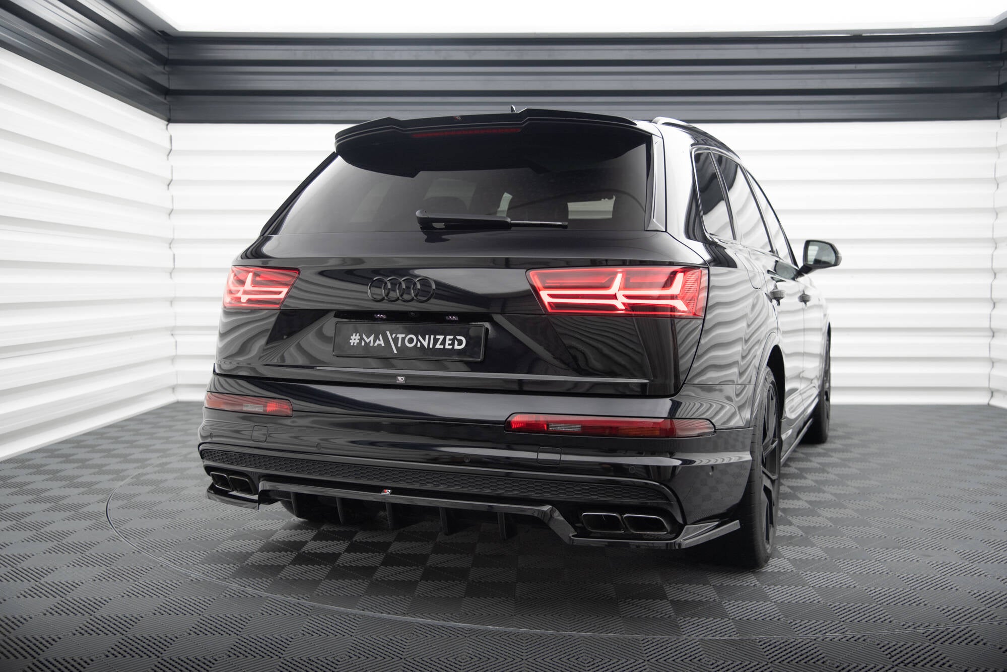 Maxton Design Street+ Mittlerer Diffusor RACE passend für Audi SQ7 / Q7 S-Line Mk2 schwarz Hochglanz