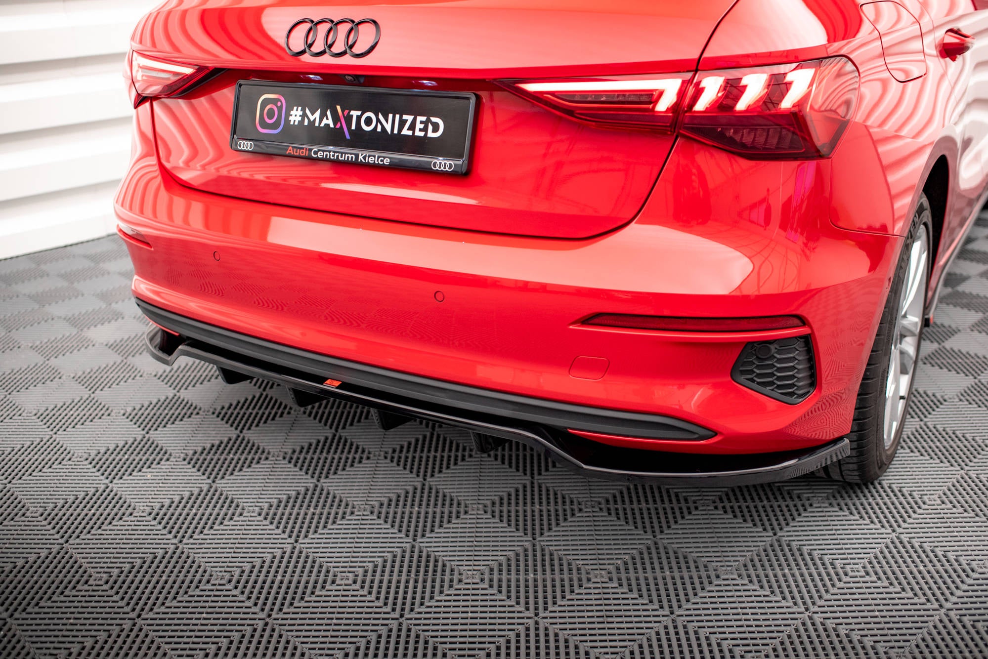 Maxton Design Street+ Mittlerer Diffusor RACE passend für Audi A3 Sportback 8Y schwarz Hochglanz