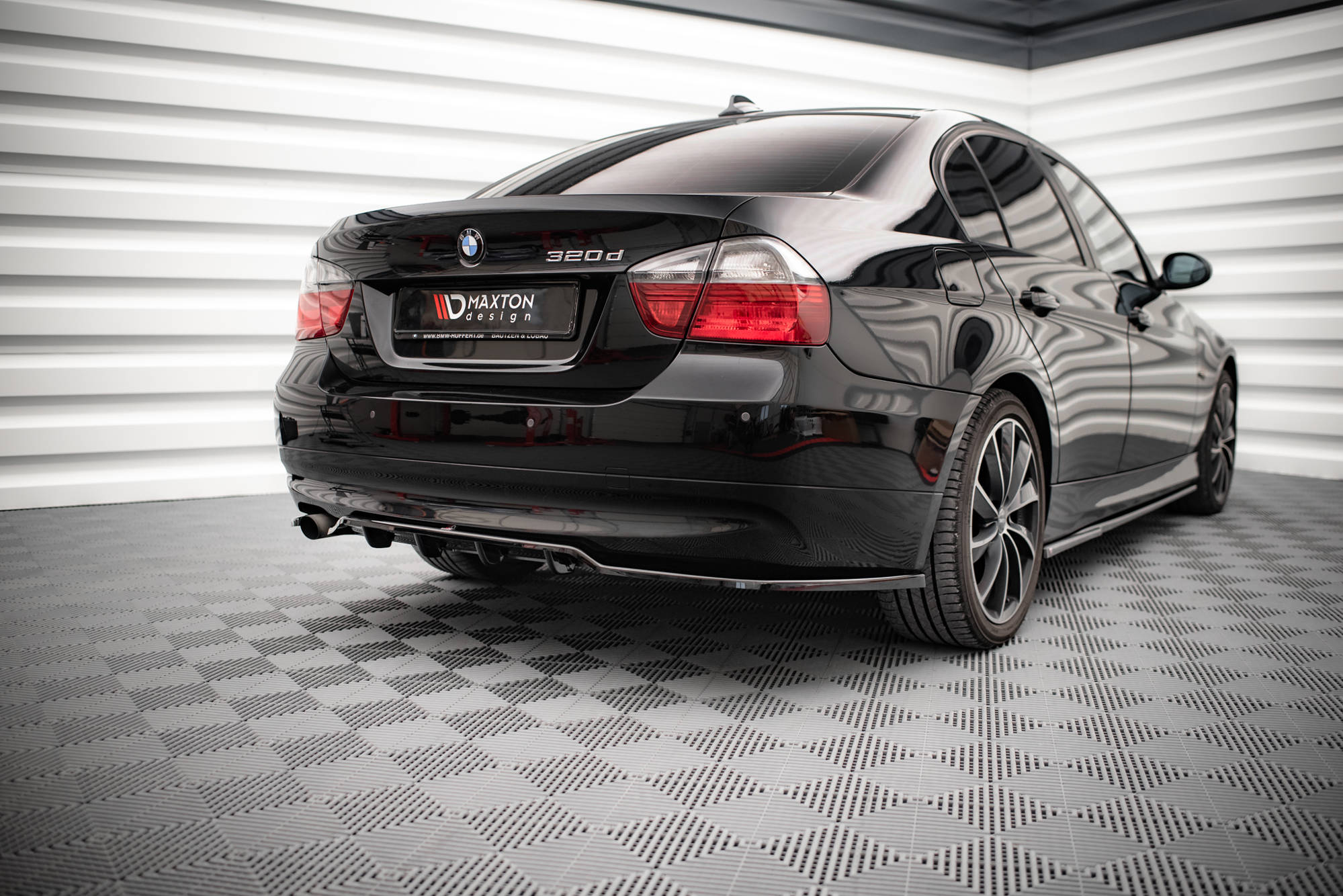 Maxton Design Street+ Mittlerer Diffusor RACE passend für BMW 3er Limousine E90 schwarz Hochglanz