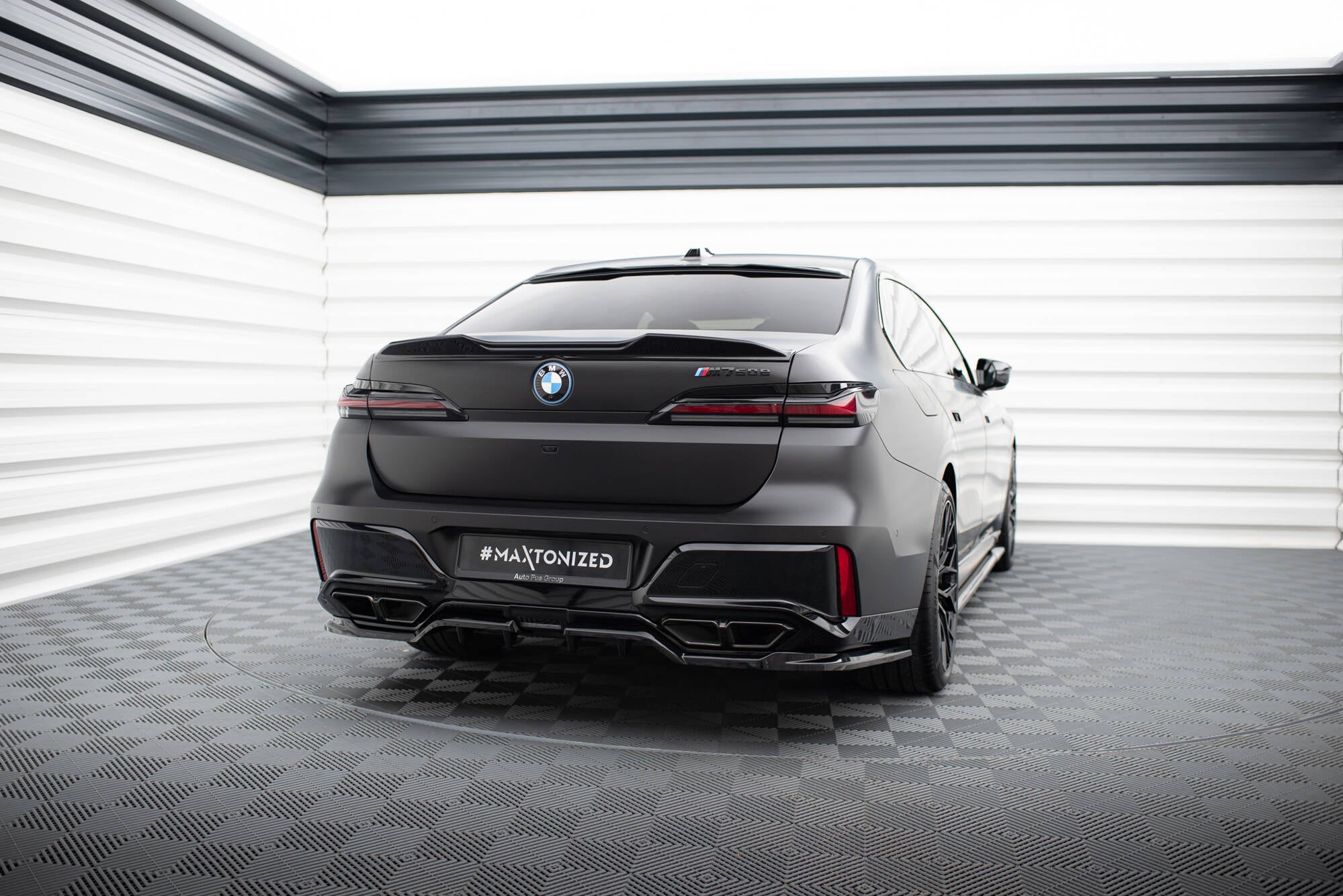 Maxton Design Street+ Mittlerer Diffusor RACE passend für BMW M760e G70 schwarz Hochglanz