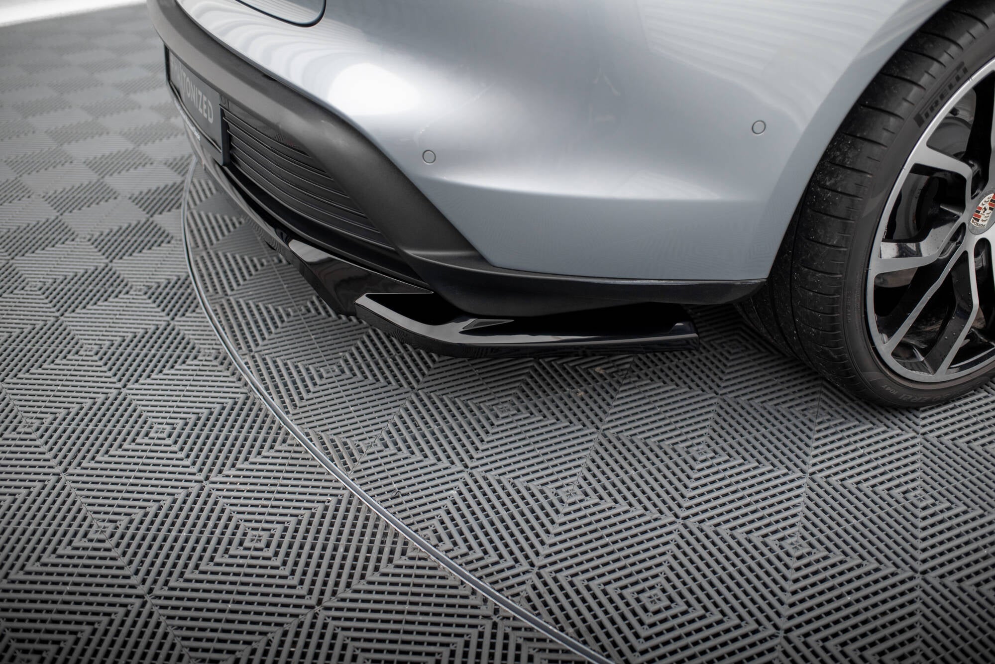 Maxton Design Street+ Mittlerer Diffusor RACE passend für Porsche Taycan / Taycan 4 / Taycan 4S / Taycan GTS Mk1 schwarz Hochglanz