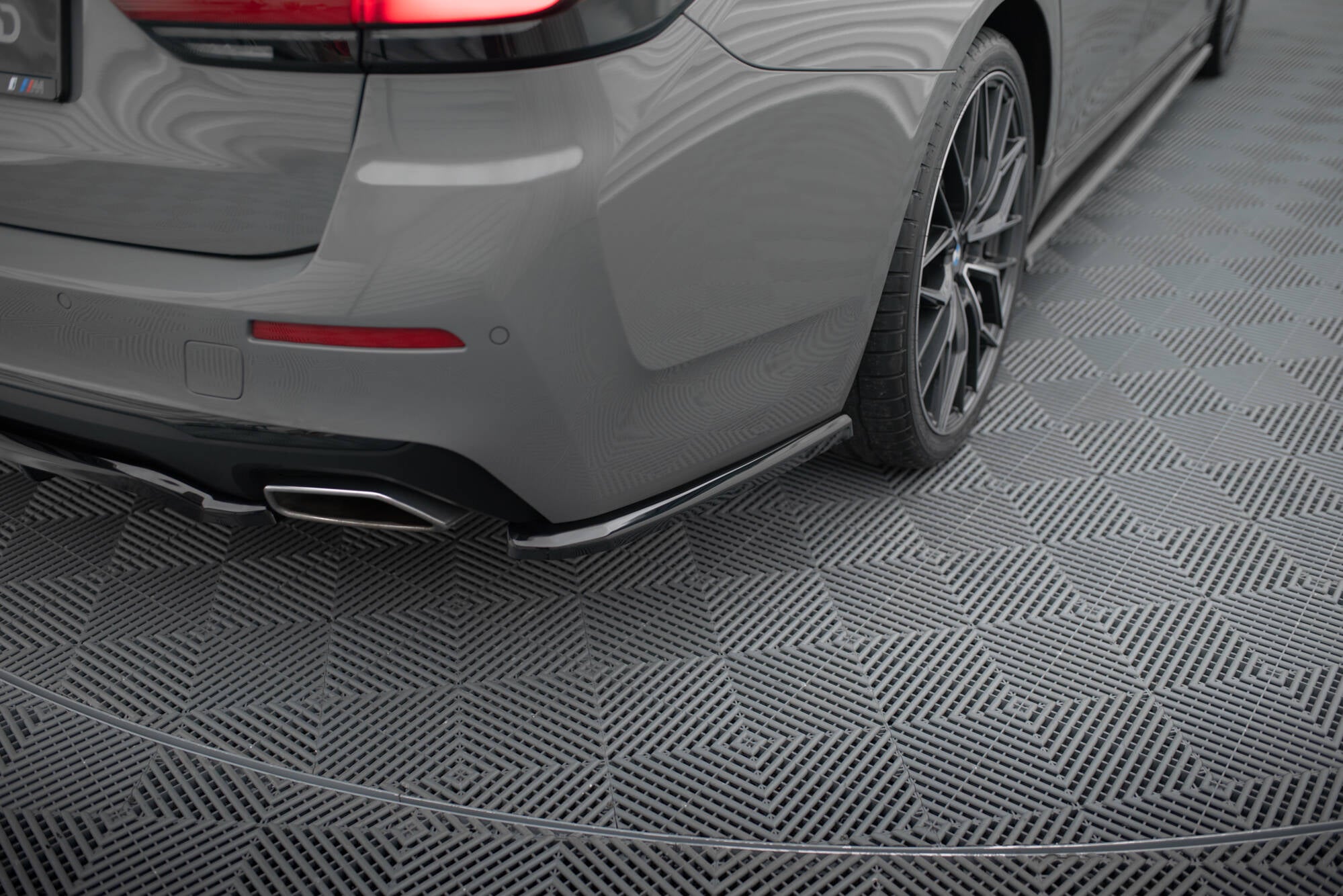 Maxton Design Heck Ansatz Flaps Diffusor passend für BMW 5er G30 / G31 Facelift schwarz Hochglanz