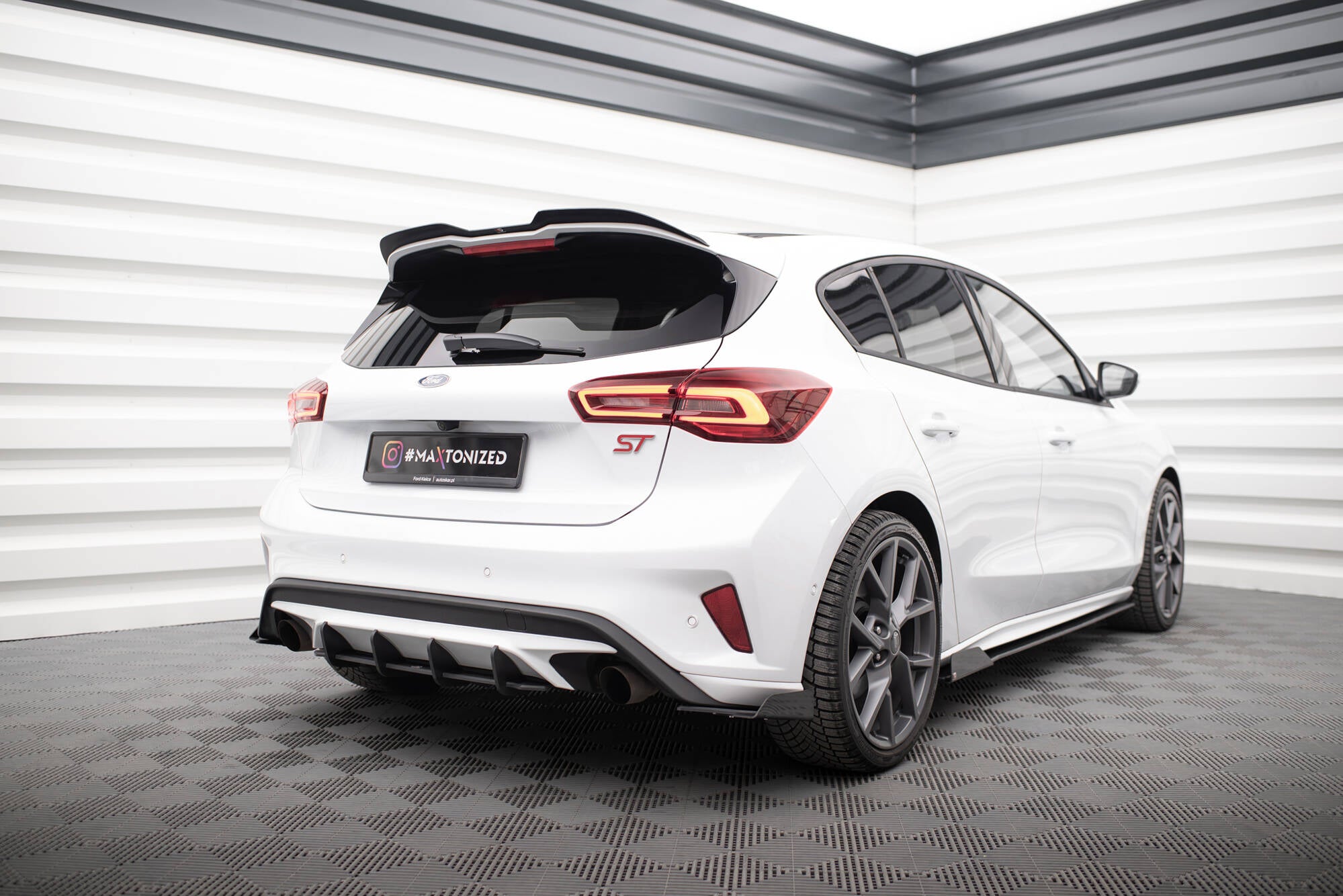 Maxton Design Street Pro Heck Ansatz Flaps Diffusor + Flaps passend für Ford Focus ST Mk4 schwarz Hochglanz