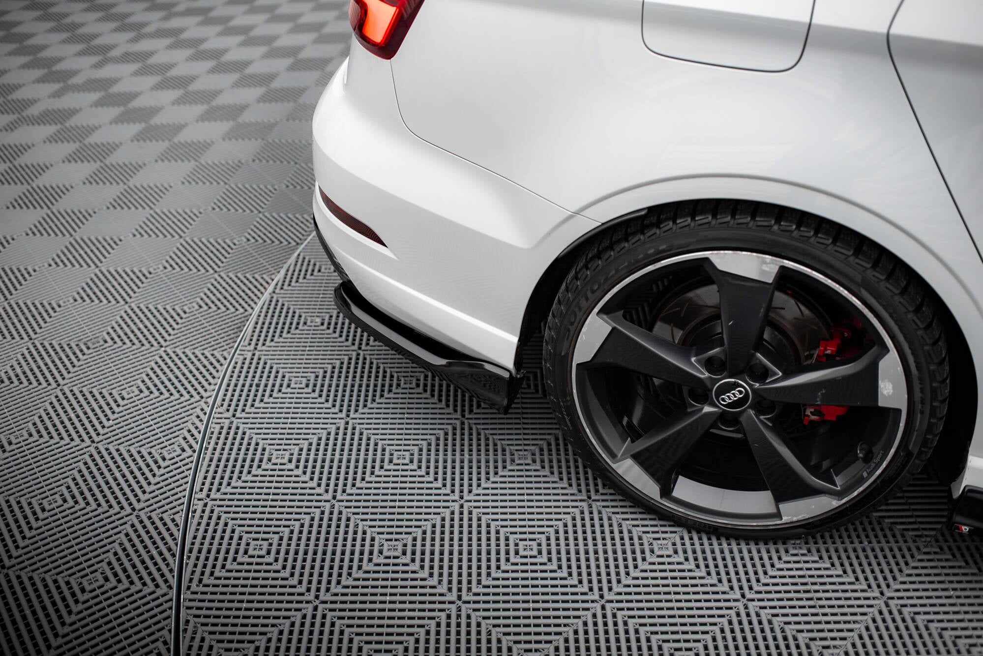 Maxton Design Heck Ansatz Flaps Diffusor V.3 passend für Audi RS3 Limousine 8V Facelift schwarz Hochglanz