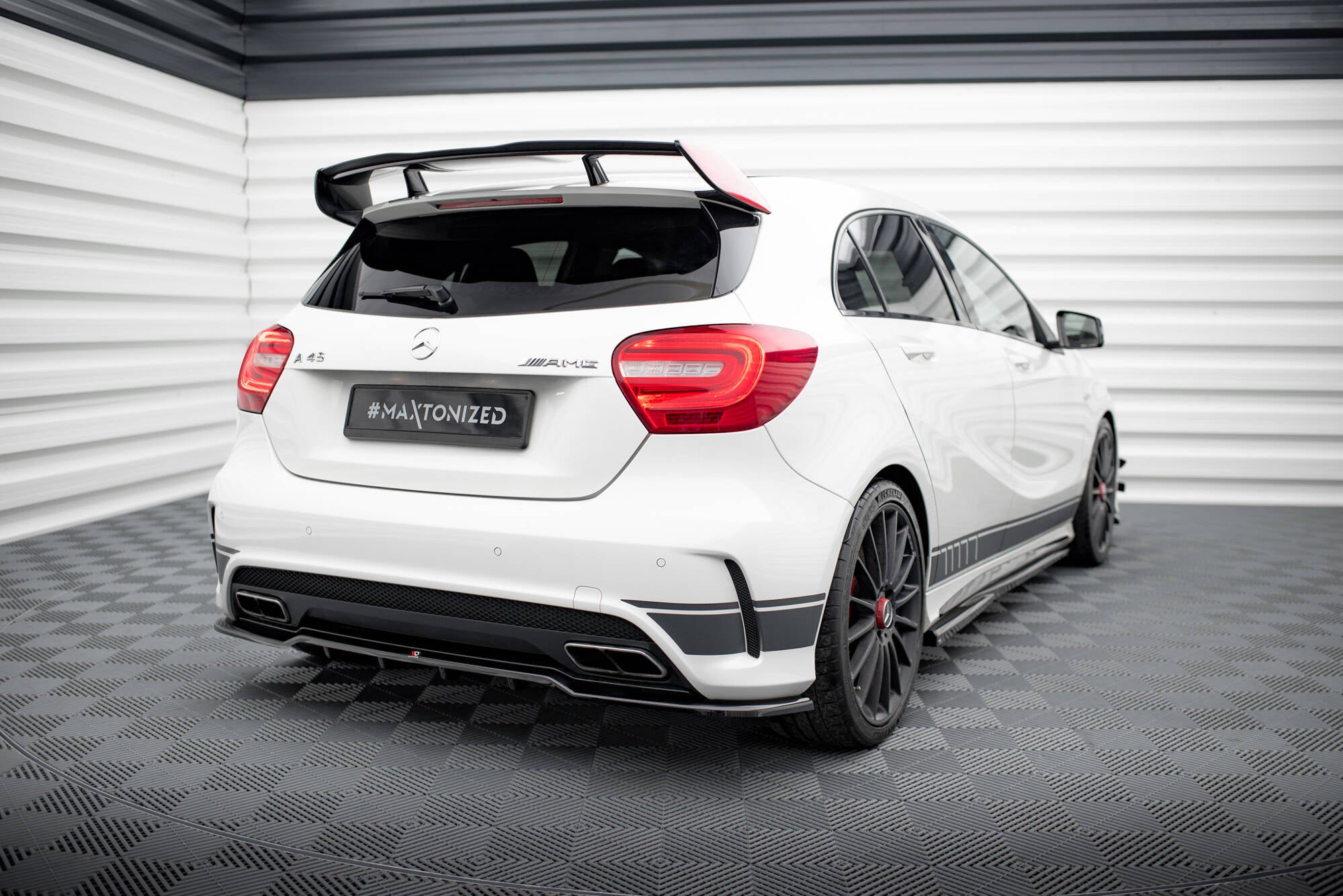 Maxton Design Street+ Mittlerer Diffusor RACE passend für Mercedes-Benz A45 AMG W176 schwarz Hochglanz