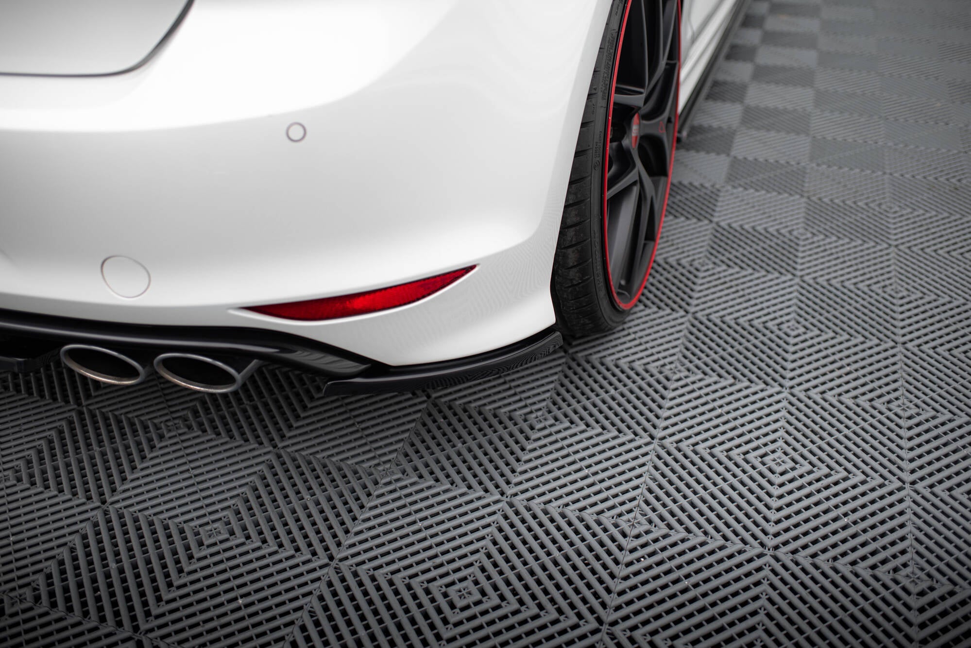 Maxton Design Heck Ansatz Flaps Diffusor V.1 passend für VW Golf 7 R / R-Line schwarz Hochglanz