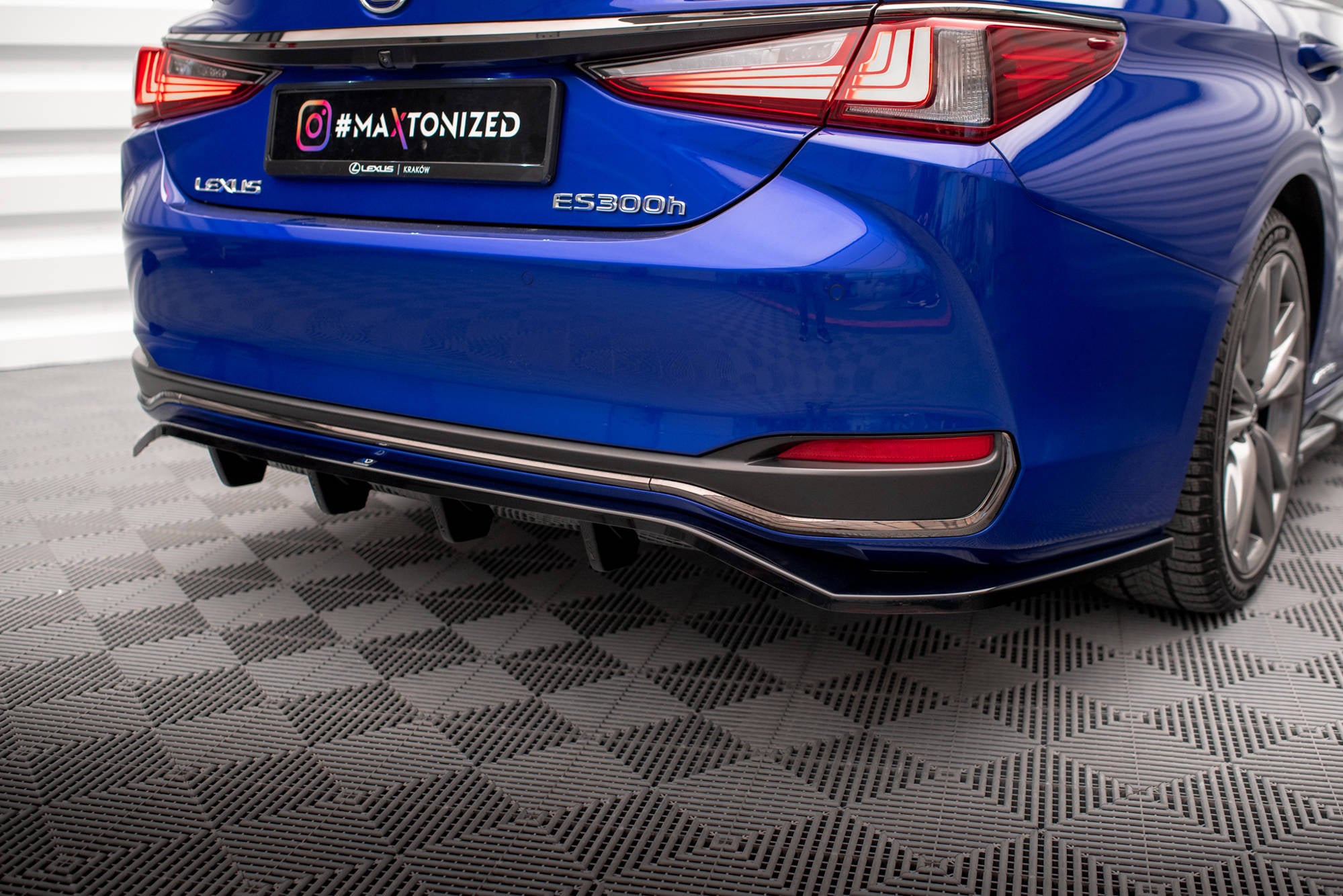Maxton Design Street+ Mittlerer Diffusor RACE passend für Lexus ES F Sport Mk7 schwarz Hochglanz