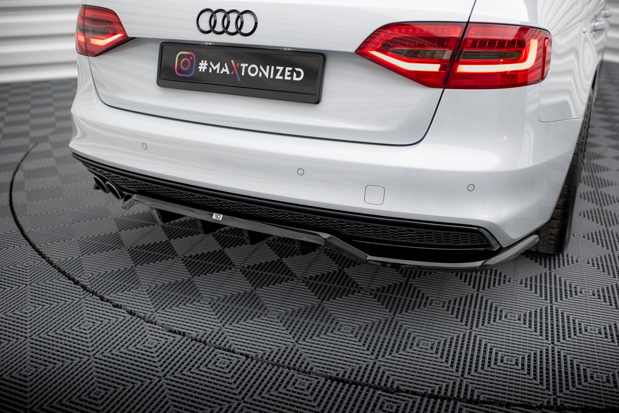 Maxton Design Street+ Mittlerer Diffusor RACE passend für Audi A4 Competition B8 Facelift schwarz Hochglanz