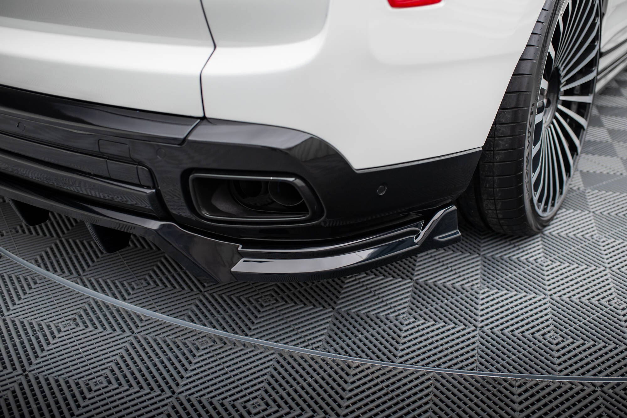 Maxton Design Street+ Mittlerer Diffusor RACE passend für Rolls Royce Cullinan schwarz Hochglanz