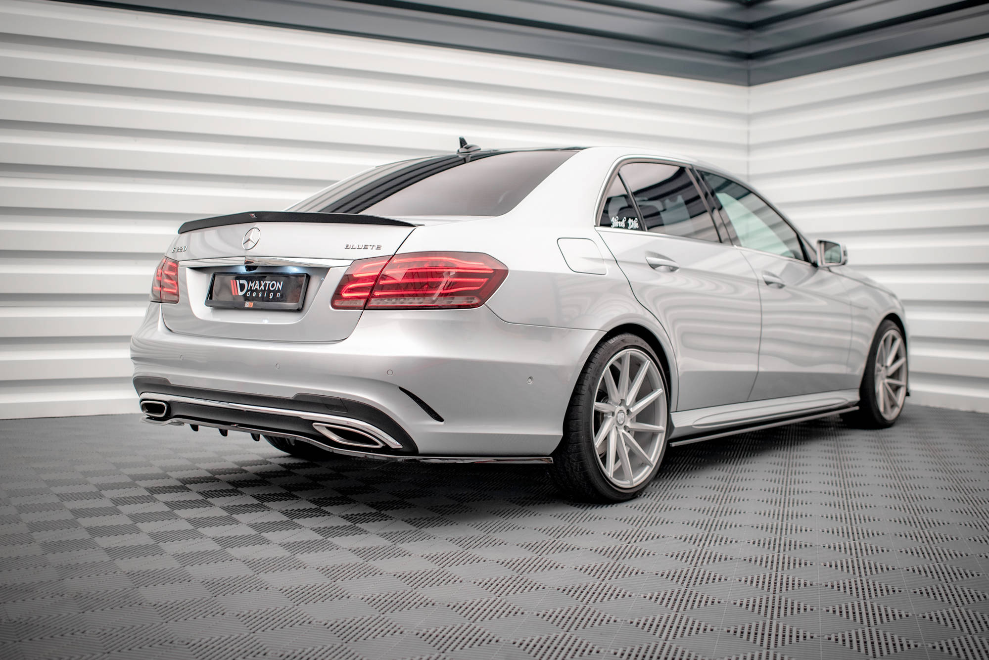 Maxton Design Street+ Mittlerer Diffusor RACE passend für Mercedes-Benz E AMG-Line Limousine W212 Facelift schwarz Hochglanz