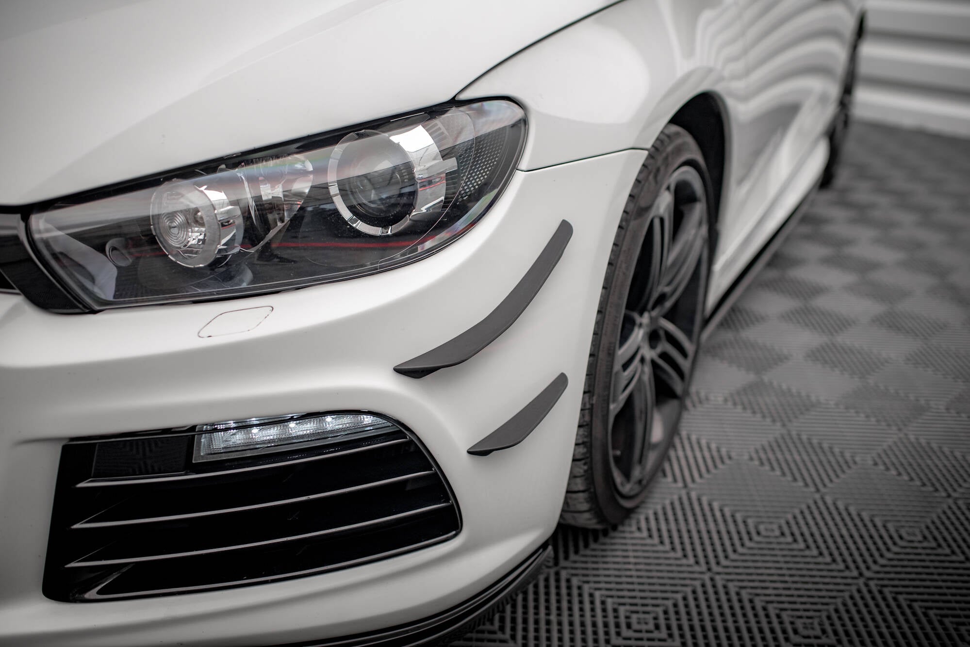 Maxton Design Stoßstangen Flaps Wings vorne Canards passend für VW Scirocco R Mk3